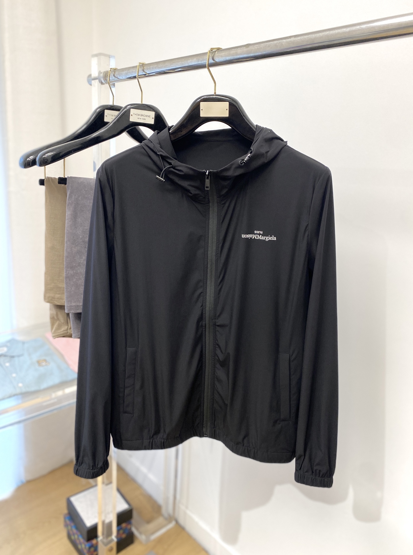 NO:139535,Magila, 2025 new sunscreen jacket, fashionable and handsome, top printed letter logo on the chest, simple and versatile style, customized original fabric, not only crisp, maintains the trendy silhouette, and is comfortable to wear, and the yarn is more delicate, code number M-3XL,,masion magiela,jackets & coats,alexander wang19860909马吉拉、2025新品防晒衣外套,时尚帅气,胸前顶级印花字母logo,简约百搭款,定制原版面料,不仅挺括,保持潮流的廓形,又穿着舒适,纱织更细腻,码数M-3XL,,masion margiela,jackets & coats,alexander wang,Men's clothing