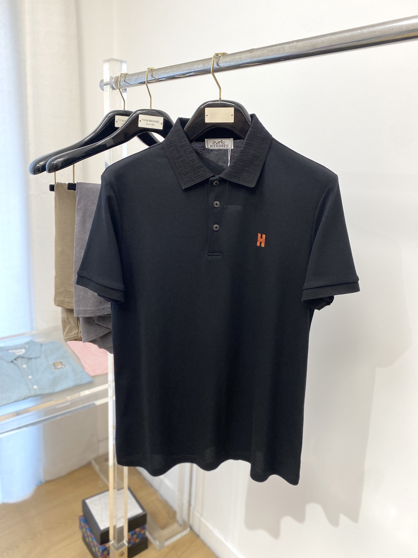 NO:139540,Hermes, the latest short-sleeved T-shirt in 2025, handsome and fashionable, exquisite embroidered letter logo on the chest, simple and versatile style. Fabric cotton is not only crisp, maintains a fashionable silhouette, but also comfortable to wear, with more delicate yarn, and size M-3XL,, hermes, T-shirt,tees, t-shirt,alexander wang19860909爱马仕、2025最新款短袖T恤,帅气时尚,胸前精致刺绣字母logo,简约百搭款.面料棉 不仅挺括,保持潮流的廓形,又穿着舒适,纱织更细腻,码数 M-3XL,,hermes,T-shirt,tees，t-shirt,alexander wang,Men's clothing