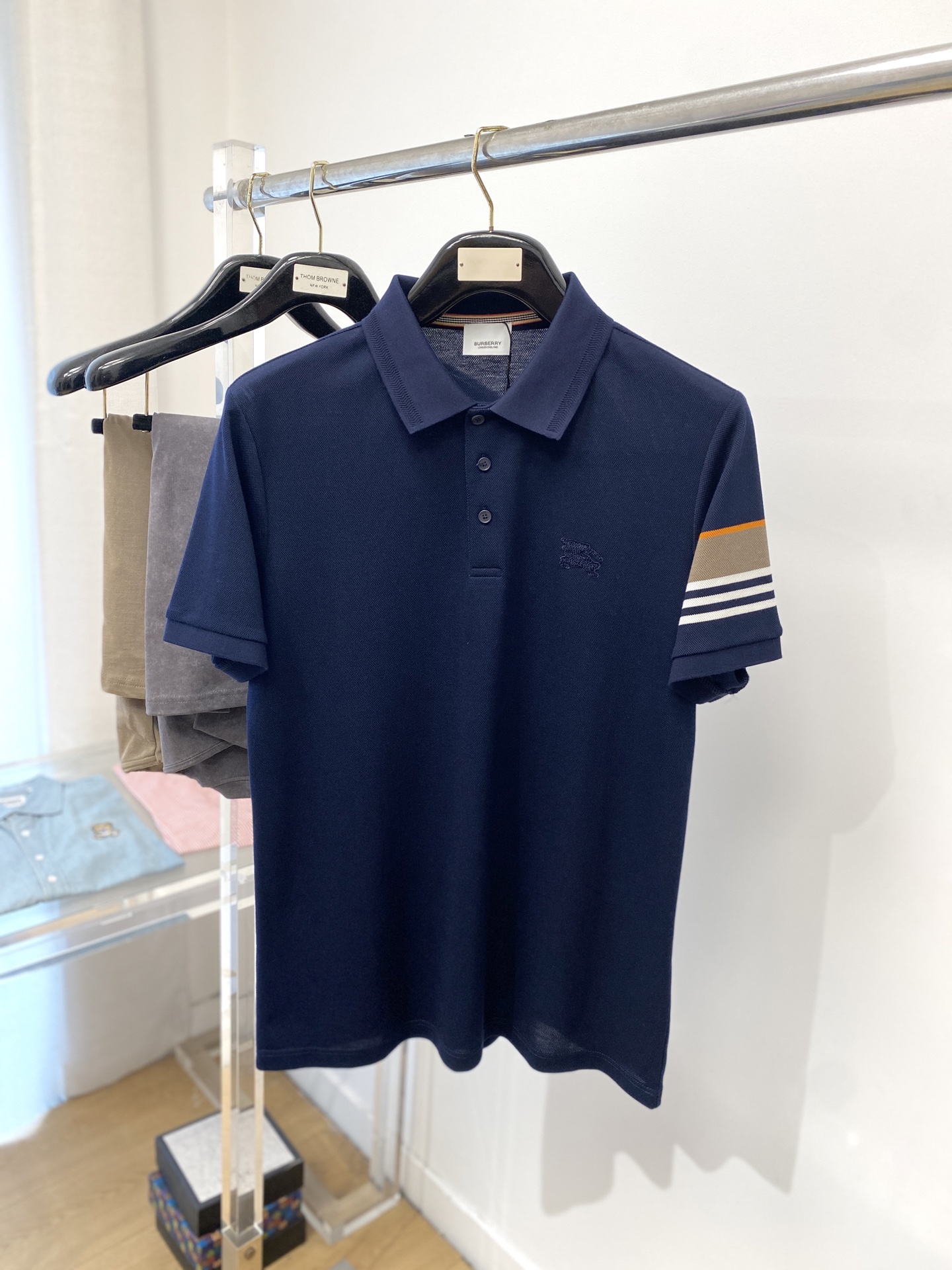 NO:139546,Burberry, the latest short-sleeved T-shirt in 2025, handsome and fashionable, exquisite embroidered pattern logo on the chest, simple and versatile style. Fabric cotton is not only crisp, maintains a fashionable silhouette, but also comfortable to wear, with more delicate yarn, and size M-3XL, burberry, T-shirt, tees, t-shirt, alexander wang19860909巴宝莉、2025最新款短袖T恤,帅气时尚,胸前精致刺绣图案logo,简约百搭款.面料棉 不仅挺括,保持潮流的廓形,又穿着舒适,纱织更细腻,码数 M-3XL,,burberry,T-shirt,tees，t-shirt,alexander wang,Men's clothing