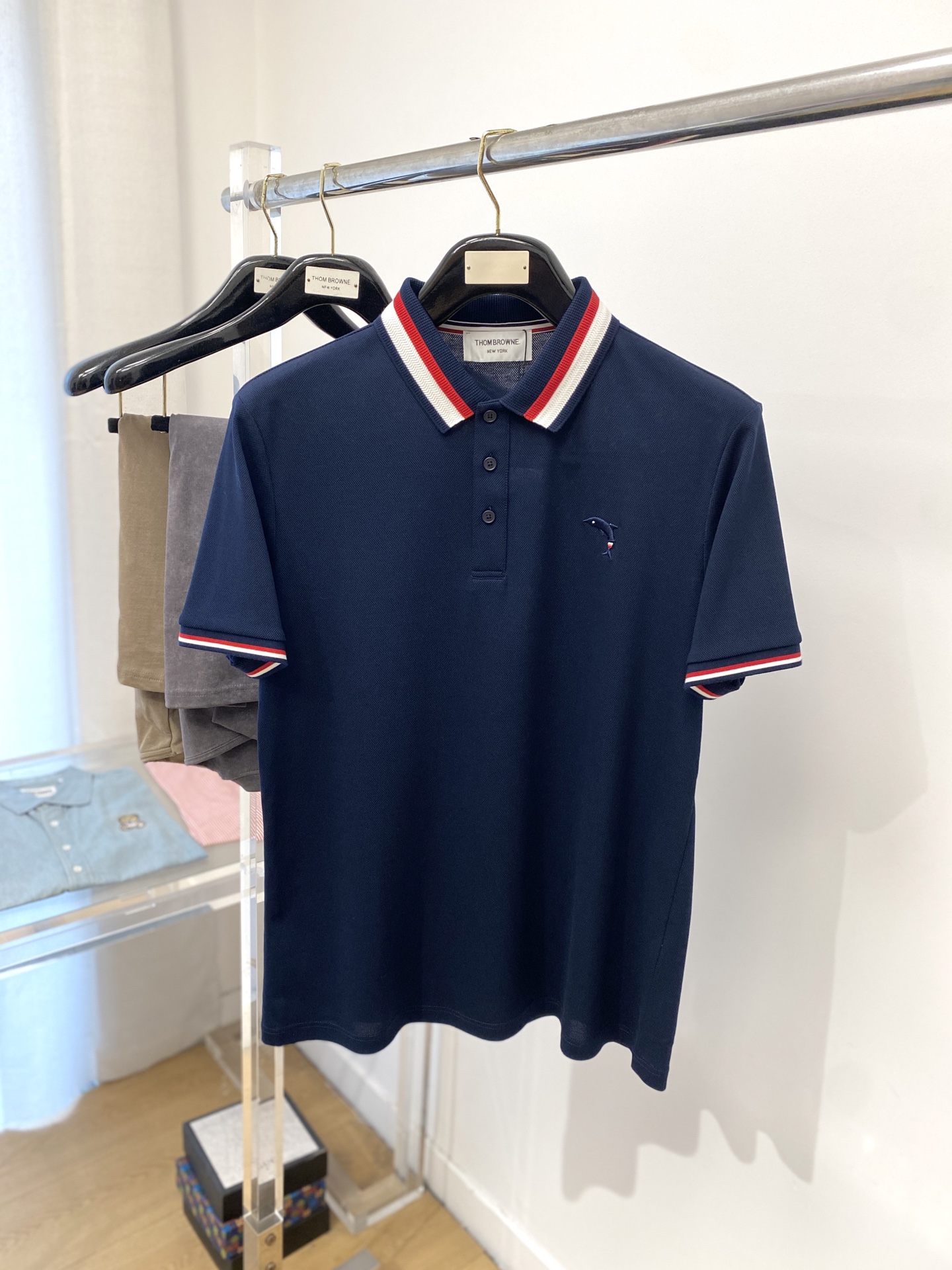 NO:139552,TB, the latest short-sleeved T-shirt in 2025, handsome and fashionable, exquisite embroidered pattern logo on the chest, simple and versatile style. The fabric cotton is not only crisp, maintains the trendy silhouette, but also comfortable to wear, the yarn is more delicate, and the number of codes M-3XL,,T-shirt,tees,t-shirt,alexander wang19860909TB、2025最新款短袖T恤,帅气时尚,胸前精致刺绣图案logo,简约百搭款.面料棉 不仅挺括,保持潮流的廓形,又穿着舒适,纱织更细腻,码数 M-3XL,,T-shirt,tees，t-shirt,alexander wang,Men's clothing