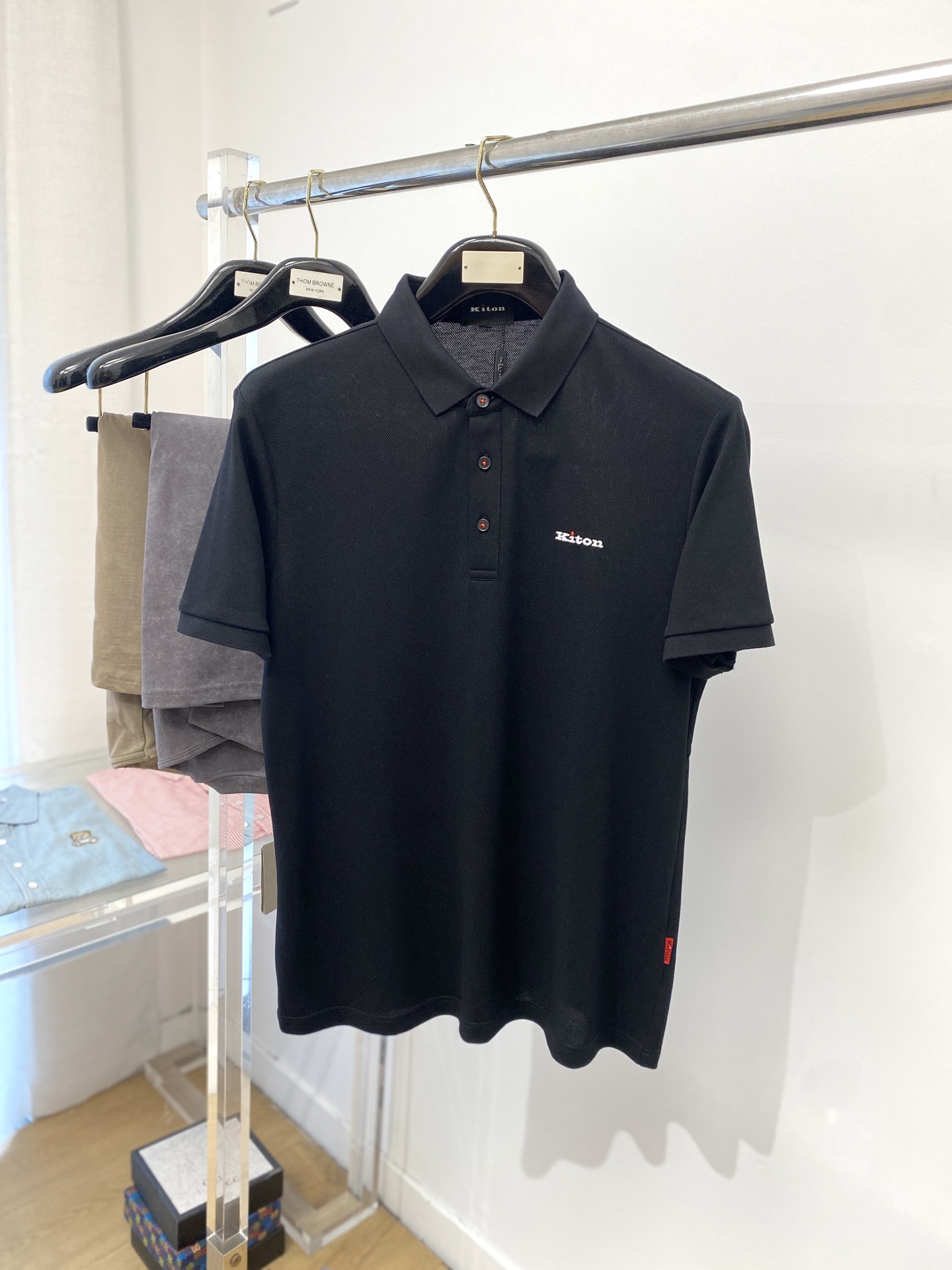 NO:139558,Kiton fashion brand, the latest short-sleeved T-shirt in 2025, handsome and fashionable, exquisite embroidered letter logo on the chest, simple and versatile style. The fabric cotton is not only crisp, maintains the trendy silhouette, but also comfortable to wear, the yarn is more delicate, and the number of codes M-3XL,,T-shirt,tees,t-shirt,alexander wang19860909Kiton 时尚潮牌、2025最新款短袖T恤,帅气时尚,胸前精致刺绣字母logo,简约百搭款.面料棉 不仅挺括,保持潮流的廓形,又穿着舒适,纱织更细腻,码数 M-3XL,,T-shirt,tees，t-shirt,alexander wang,Men's clothing