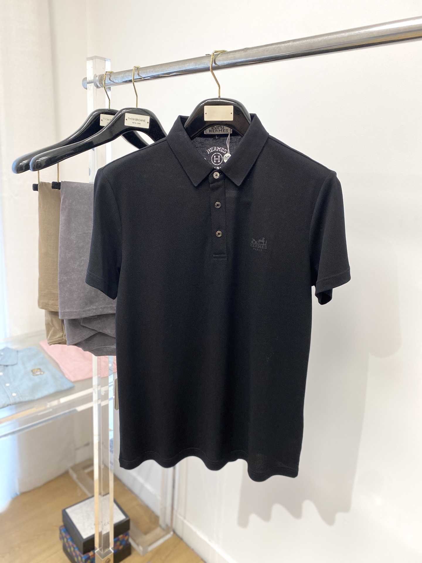 NO:139563,Hermes, the latest short-sleeved T-shirt in 2025, handsome and fashionable, top-grade glue-printed letter logo on the chest, simple and versatile style. Fabric cotton is not only crisp, maintains a fashionable silhouette, but also comfortable to wear, with more delicate yarn, and size M-3XL,, hermes, T-shirt,tees, t-shirt,alexander wang19860909爱马仕、2025最新款短袖T恤,帅气时尚,胸前顶级印胶图案字母logo,简约百搭款.面料棉 不仅挺括,保持潮流的廓形,又穿着舒适,纱织更细腻,码数 M-3XL,,hermes,T-shirt,tees，t-shirt,alexander wang,Men's clothing