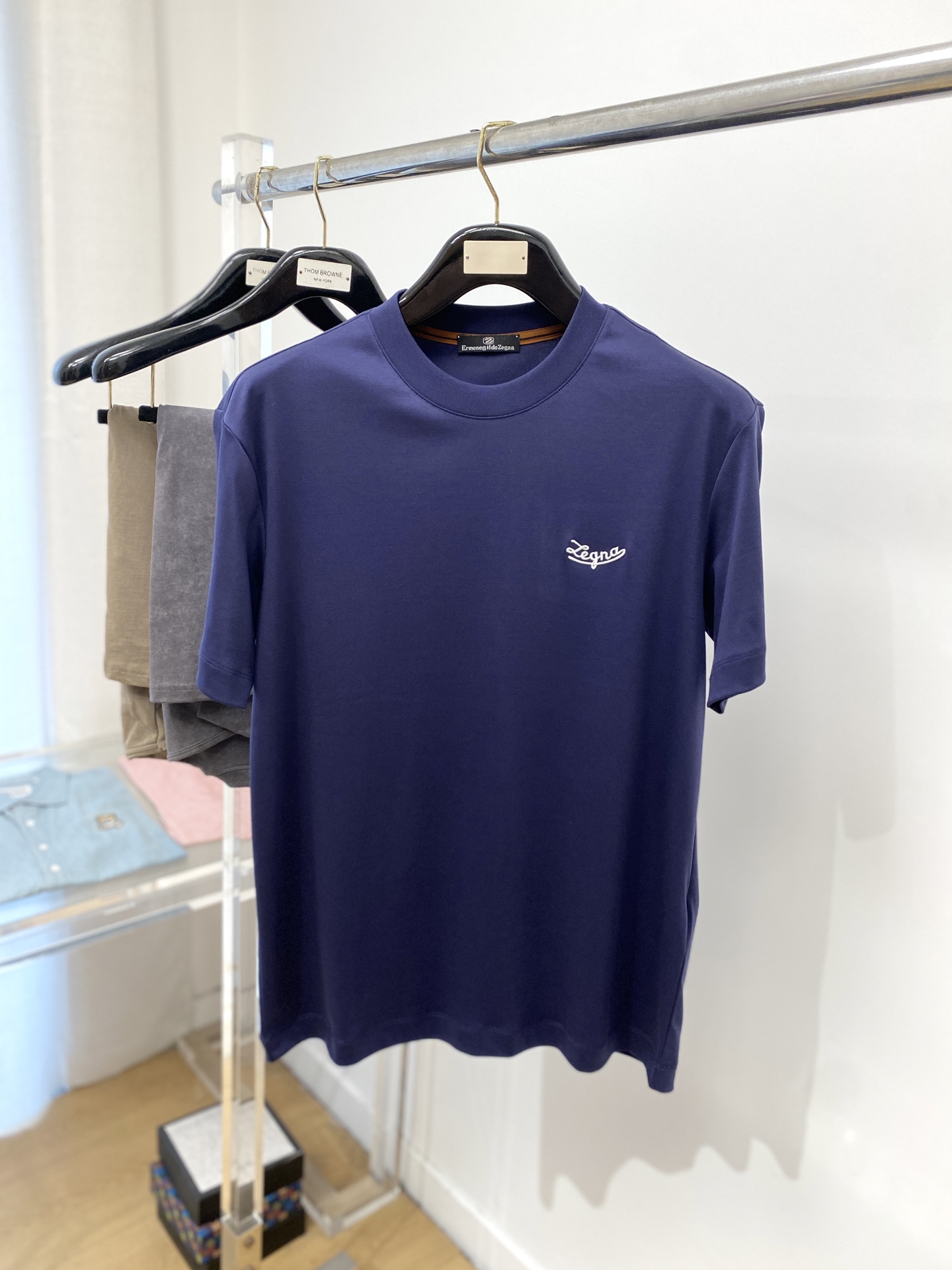 NO:139567,Zenia, the latest short-sleeved T-shirt in 2025, handsome and fashionable, exquisite embroidered letter logo on the chest, simple and versatile style. Fabric cotton is not only crisp, maintains a fashionable silhouette, but also comfortable to wear, with more delicate yarn, and size M-3XL, zegna, T-shirt,tees, t-shirt,alexander wang19860909杰尼亚、2025最新款短袖T恤,帅气时尚,胸前精致刺绣字母logo,简约百搭款.面料棉 不仅挺括,保持潮流的廓形,又穿着舒适,纱织更细腻,码数 M-3XL,,zegna,T-shirt,tees，t-shirt,alexander wang,Men's clothing