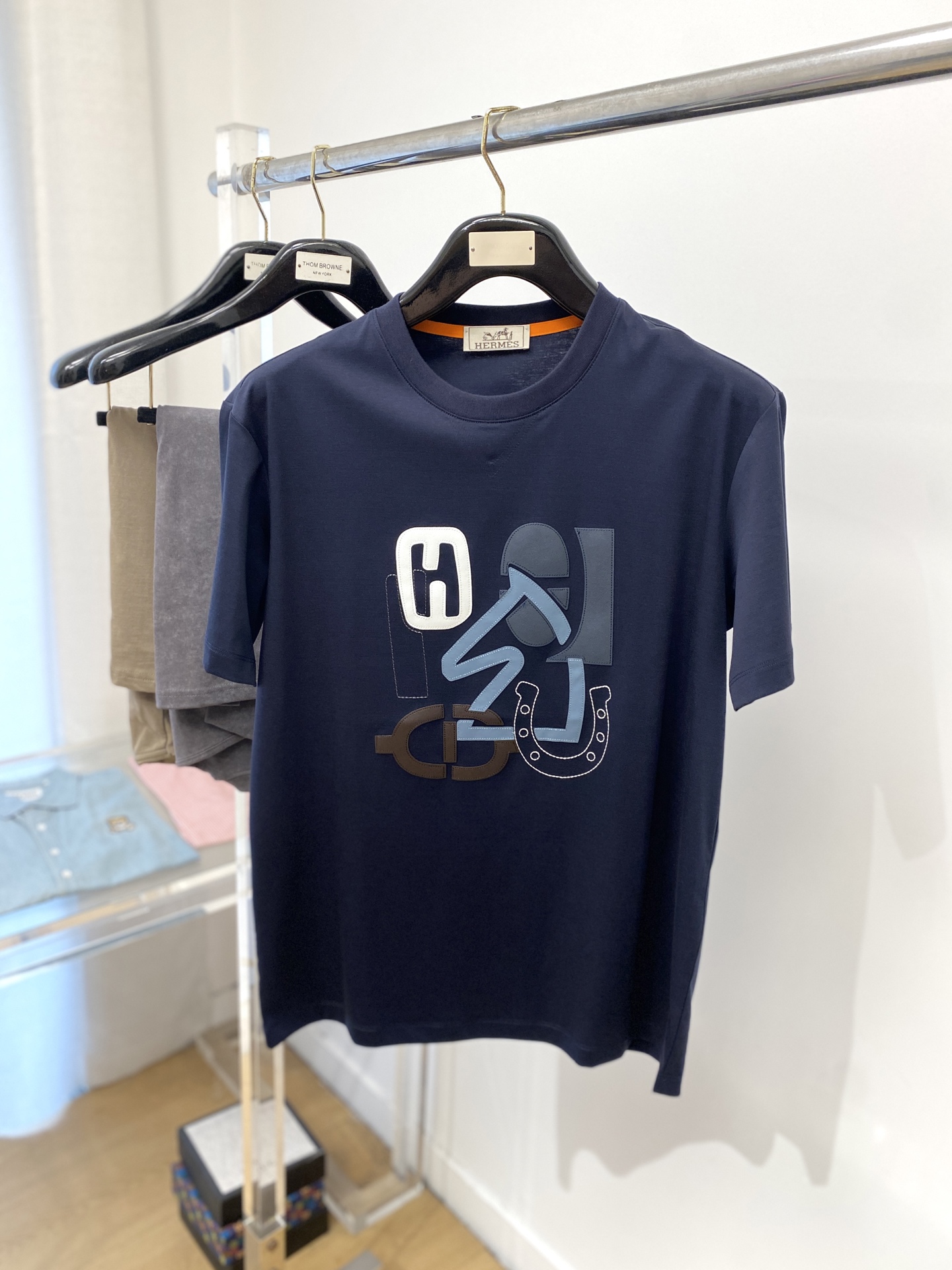 NO:139573,Hermes, the latest short-sleeved T-shirt in 2025, handsome and fashionable, chest embroidered decorative pattern logo, simple and versatile style. Fabric cotton is not only crisp, maintains a fashionable silhouette, but also comfortable to wear, with more delicate yarn, code number M-3XL,, hermes, T-shirt,tees, t-shirt,alexander wang19860909爱马仕、2025最新款短袖T恤,帅气时尚,胸前刺绣装饰图案logo,简约百搭款.面料棉 不仅挺括,保持潮流的廓形,又穿着舒适,纱织更细腻,码数 M-3XL,,hermes,T-shirt,tees，t-shirt,alexander wang,Men's clothing