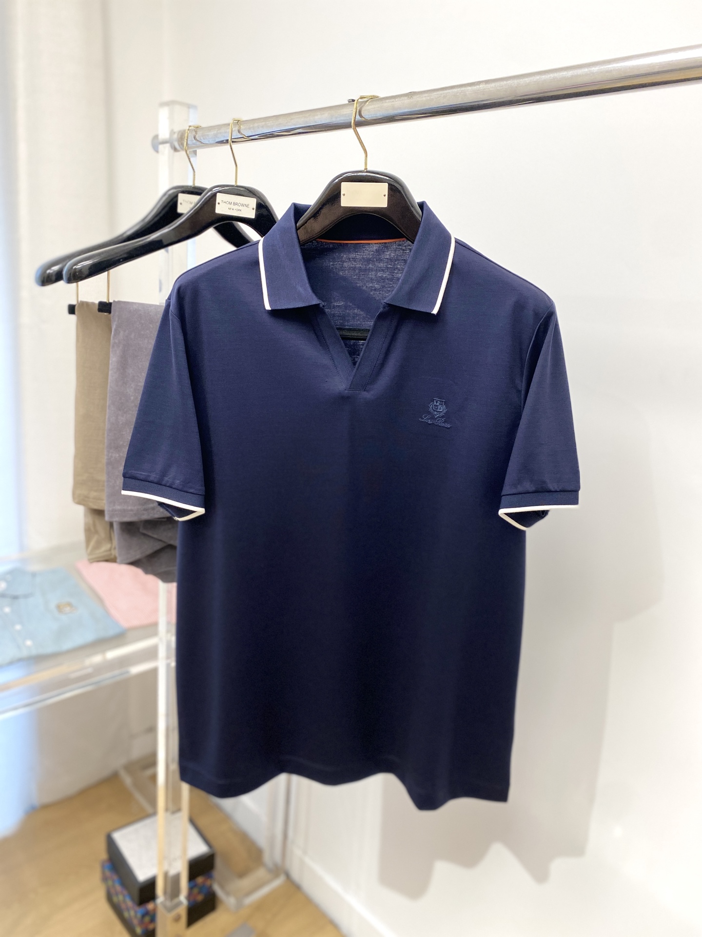 NO:139578,LP, the latest short-sleeved T-shirt in 2025, handsome and fashionable, exquisite embroidered letter pattern logo on the chest, simple and versatile style. Fabric cotton is not only crisp, maintains a fashionable silhouette, but also comfortable to wear, with more delicate yarn, code number M-3XL,,loro piana,T-shirt,tees,t-shirt,alexander wang19860909LP、2025最新款短袖T恤,帅气时尚,胸前精致刺绣字母图案logo,简约百搭款.面料棉 不仅挺括,保持潮流的廓形,又穿着舒适,纱织更细腻,码数 M-3XL,,loro piana,T-shirt,tees，t-shirt,alexander wang,Men's clothing