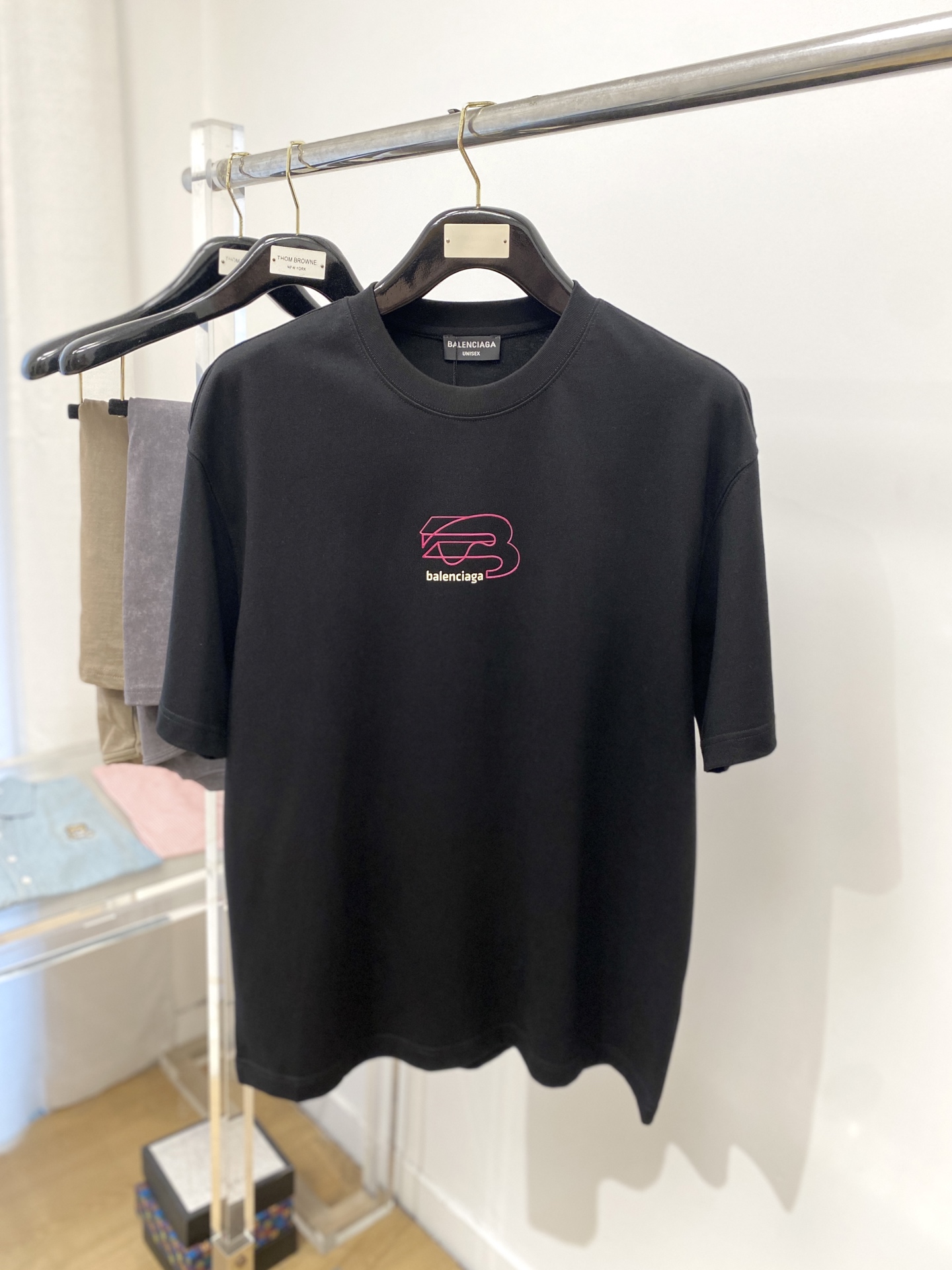 NO:139533,Balenciaga, the latest short-sleeved T-shirt in 2025, handsome and fashionable, top-grade printed letter pattern logo on the chest, simple and versatile style. Fabric cotton is not only crisp, maintains a fashionable silhouette, but also comfortable to wear, with more delicate yarn, and size M-3XL,,balenciaga,T-shirt,tees,t-shirt,alexander wang19860909巴黎世家、2025最新款短袖T恤,帅气时尚,胸前顶级印胶字母图案logo,简约百搭款.面料棉 不仅挺括,保持潮流的廓形,又穿着舒适,纱织更细腻,码数 M-3XL,,balenciaga,T-shirt,tees，t-shirt,alexander wang,Men's clothing