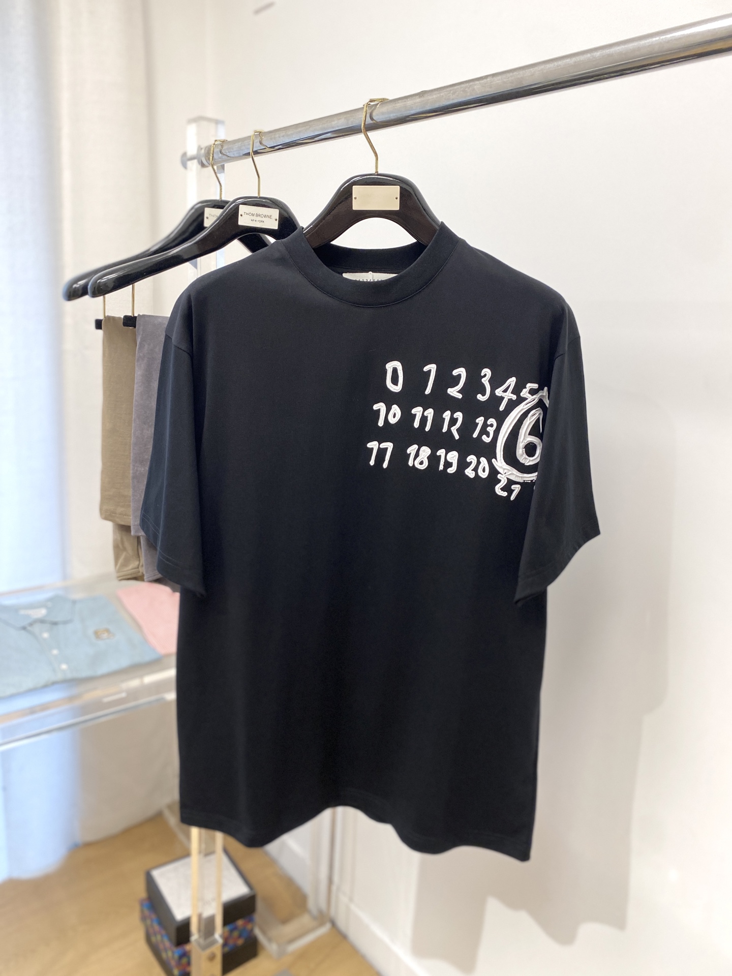 NO:139538,Magila, the latest short-sleeved T-shirt in 2025, handsome and fashionable, top printed letter logo on the chest, simple and versatile style. Fabric cotton is not only crisp, maintains a fashionable silhouette, but also comfortable to wear, with more delicate yarn, and size S-XL,,masion magiela,T-shirt,tees,t-shirt,alexander wang19860909马吉拉、2025最新款短袖T恤,帅气时尚,胸前顶级印花字母logo,简约百搭款.面料棉 不仅挺括,保持潮流的廓形,又穿着舒适,纱织更细腻,码数 S-XL,,masion margiela,T-shirt,tees，t-shirt,alexander wang,Men's clothing