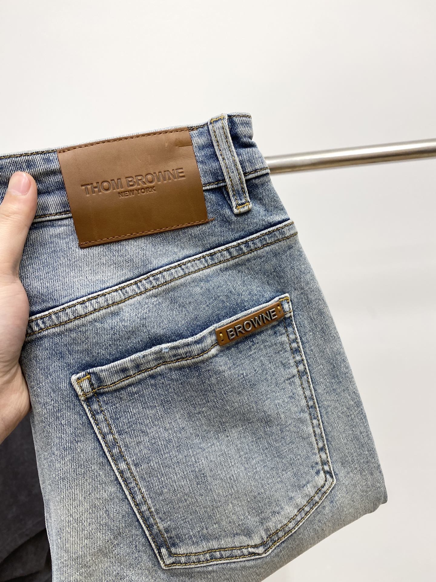 NO:139550,TB, 2025 latest products, special counters are available at the same time, original single-order goods, water-washed casual jeans, imported original washing elastic fabric, comfortable and elastic, original hardware and auxiliary decorative logo, super positive style, extremely high grade, counter quality, fashionable and stylish upper body, 29-36, jeans, alexander wang19860909TB、2025最新品,专柜同步有售,原单狠货,水洗休闲牛仔裤,进口原版水洗弹力面料,舒适有弹性,原版五金辅料装饰logo,版型超正,档次极高,专柜品质,上身时尚有型,码数29-36,,jeans,alexander wang,Men's clothing