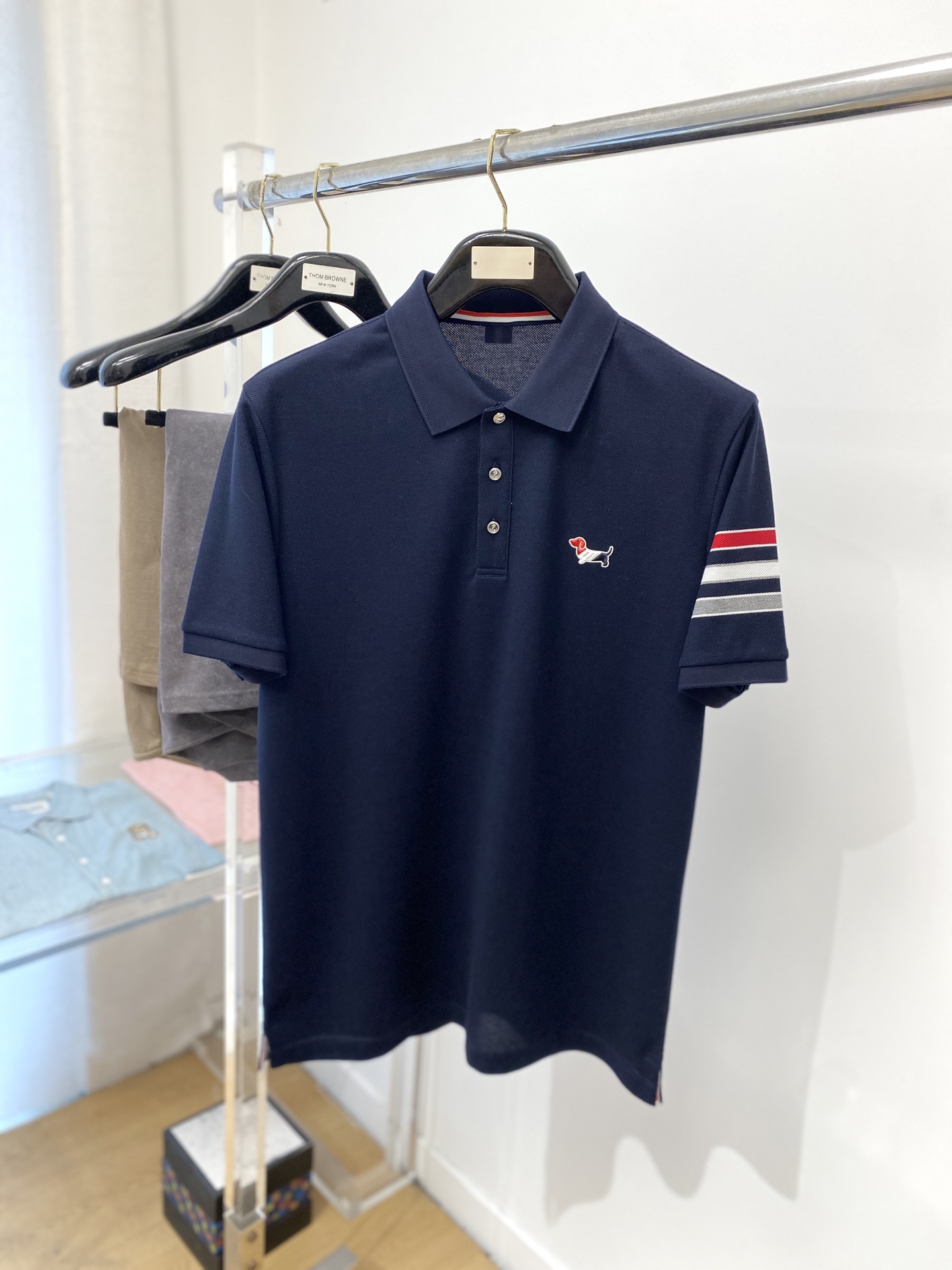 NO:159490,TB, the latest short-sleeved T-shirt in 2025, handsome and fashionable, chest embroidered glue pattern logo, simple and versatile style. Fabric cotton is not only crisp, maintains a fashionable silhouette, but also comfortable to wear, and the yarn is more delicate, the number M-3XL, T-shirt,tees, t-shirt,alexander wang19860909TB,2025最新款短袖T恤,帅气时尚,胸前刺绣印胶图案logo,简约百搭款.面料棉 不仅挺括,保持潮流的廓形,又穿着舒适,纱织更细腻,码数M-3XL,,T-shirt,tees，t-shirt,alexander wang,Men's clothing