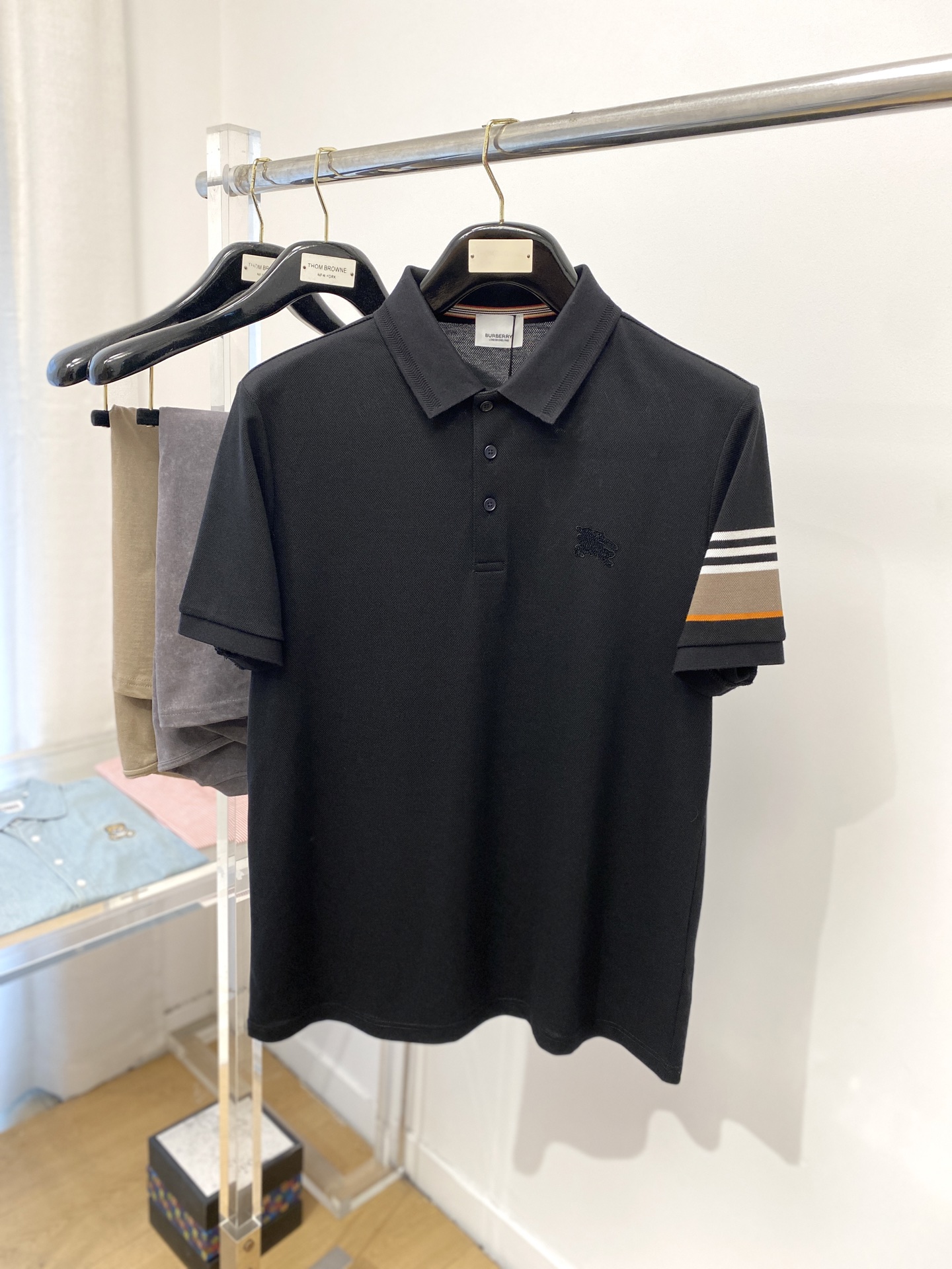 NO:141285,Burberry, the latest short-sleeved T-shirt in 2025, handsome and fashionable, exquisite embroidered pattern logo on the chest, simple and versatile style. The fabric cotton is not only crisp, maintains the trendy silhouette, and is comfortable to wear, and the yarn is more delicate, the number M-3XL, burberry, T-shirt, tees, t-shirt, alexander wang19860909巴宝莉、2025最新款短袖T恤,帅气时尚,胸前精致刺绣图案logo,简约百搭款.面料棉 不仅挺括,保持潮流的廓形,又穿着舒适,纱织更细腻,码数M-3XL,,burberry,T-shirt,tees，t-shirt,alexander wang,Men's clothing