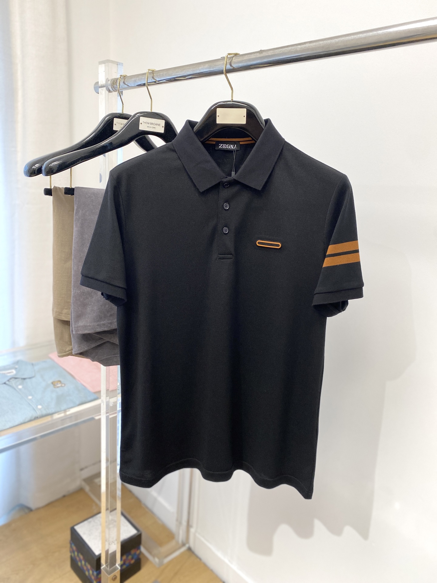 NO:141282,Zenia, the latest short-sleeved T-shirt in 2025, handsome and fashionable, chest design concave and convex pattern logo, simple and versatile style. Fabric cotton is not only crisp, maintains a fashionable silhouette, but also comfortable to wear, and the yarn is more delicate, the number M-3XL, zegna, T-shirt, tees, t-shirt, alexander wang19860909杰尼亚、2025最新款短袖T恤,帅气时尚,胸前设计凹凸图案logo,简约百搭款.面料棉 不仅挺括,保持潮流的廓形,又穿着舒适,纱织更细腻,码数M-3XL,,zegna,T-shirt,tees，t-shirt,alexander wang,Men's clothing