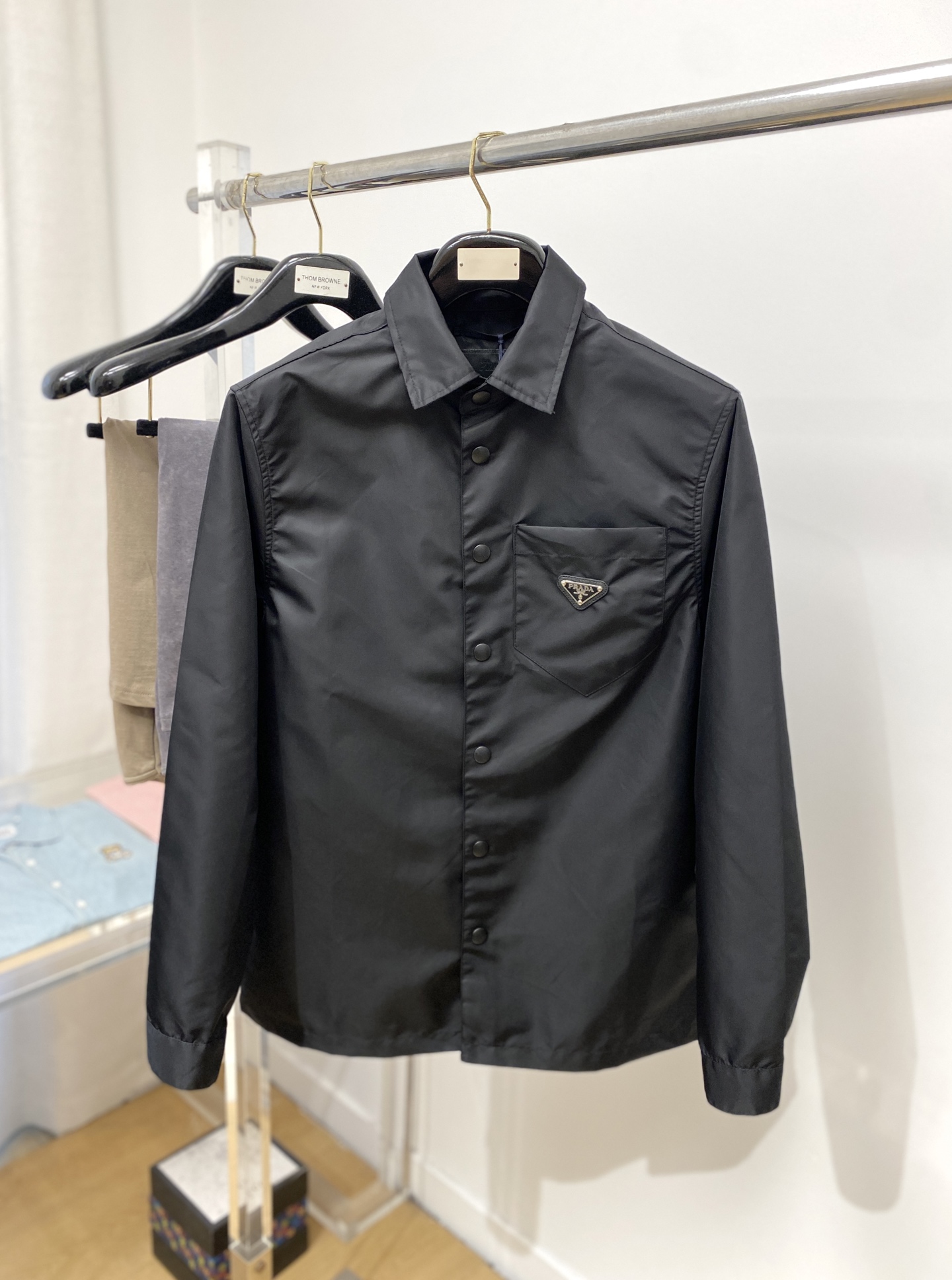 NO:141276,Prada, 2025 new jacket jacket, fashionable and handsome, chest hardware decorative triangle logo, simple and versatile style, customized original fabric, not only crisp, maintains the trendy silhouette, and is comfortable to wear, the yarn weaving is more delicate, the code number M- XXL,,prada, jackets & coats, jackets & coats, alexander wang19860909普拉达、2025新品夹克外套,时尚帅气,胸前五金装饰三角标logo,简约百搭款,定制原版面料,不仅挺括,保持潮流的廓形,又穿着舒适,纱织更细腻,码数M- XXL,,prada,jackets & coats,jackets & coats,alexander wang,Men's clothing