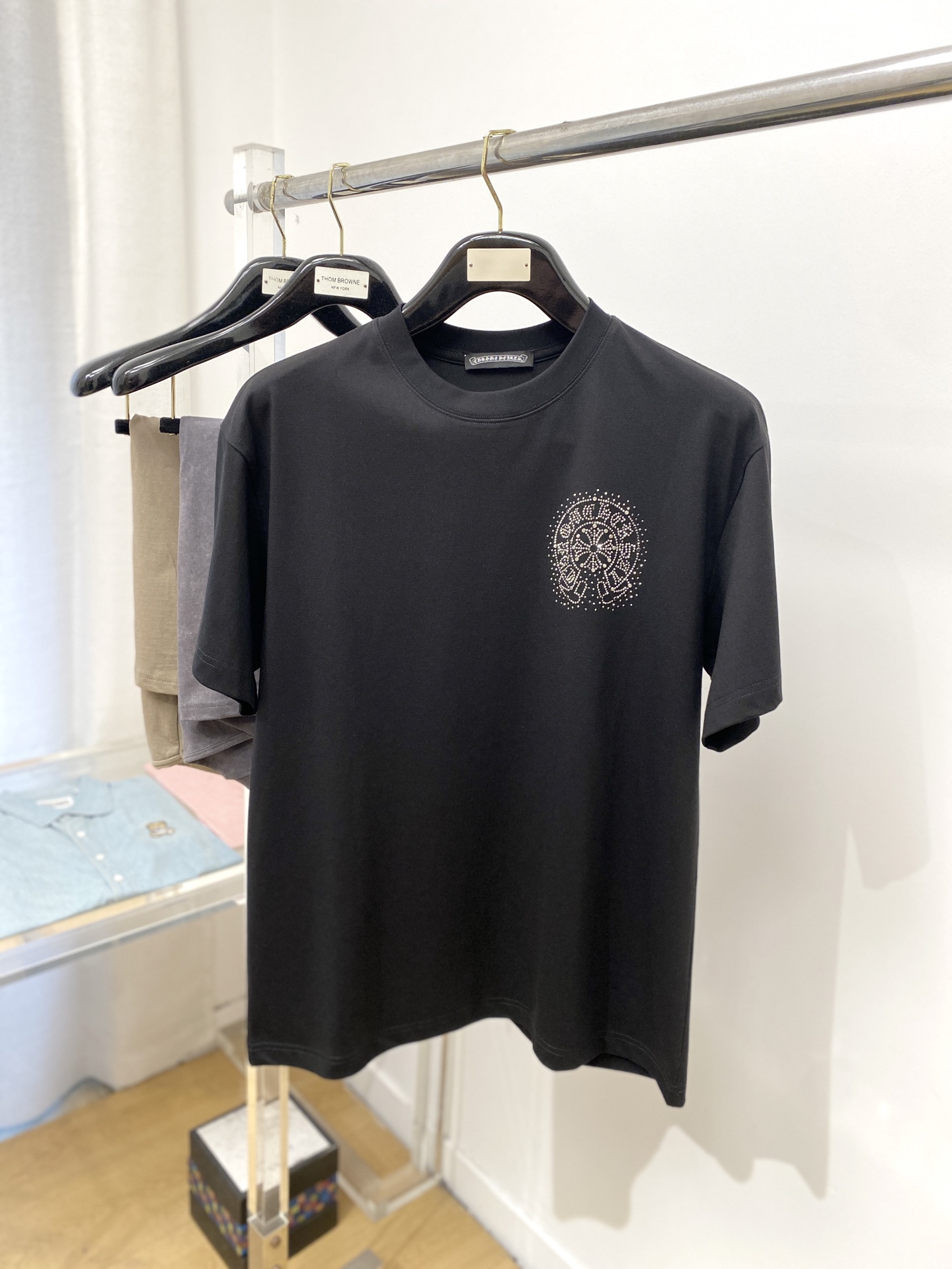 NO:141273,Croxin, the latest short-sleeved T-shirt in 2025, handsome and fashionable, top-grade diamond pattern logo on the chest, simple and versatile style. Fabric cotton is not only crisp, maintains a fashionable silhouette, but also comfortable to wear, and the yarn is more delicate, S-XXL, chrome hearts, T-shirt, tees, t-shirt, alexander wang19860909克罗心、2025最新款短袖T恤,帅气时尚,胸前顶级烫钻图案logo,简约百搭款.面料棉 不仅挺括,保持潮流的廓形,又穿着舒适,纱织更细腻,码数S-XXL,,chrome hearts,T-shirt,tees，t-shirt,alexander wang,Men's clothing