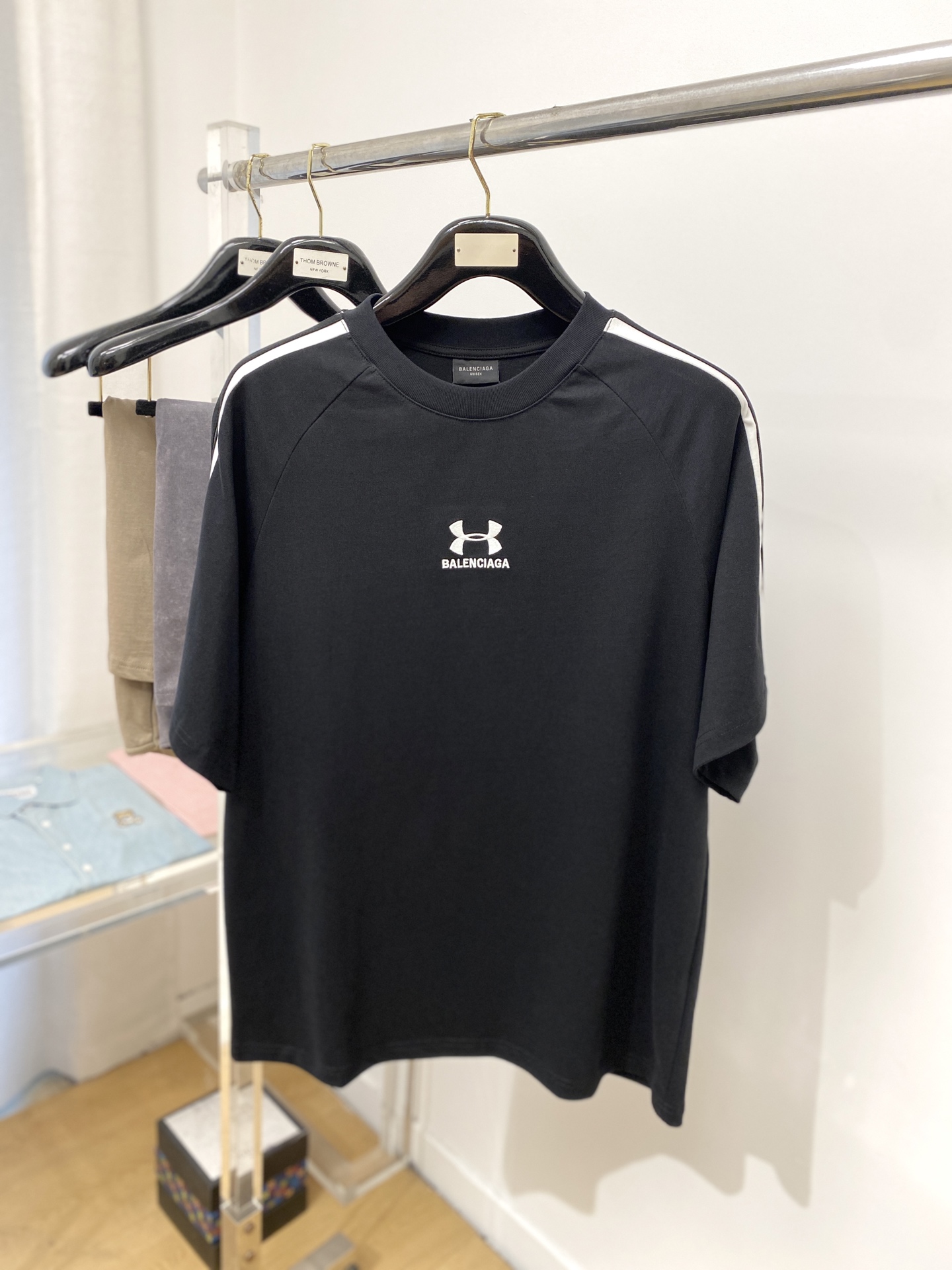 NO:141270,Balenciaga, the latest short-sleeved T-shirt in 2025, handsome and fashionable, exquisite embroidered letter logo on the chest, simple and versatile style. The fabric cotton is not only crisp, maintains the trendy silhouette, but also comfortable to wear, and the yarn weaving is more delicate, S-XL, balenciaga, T-shirt, tees, t-shirt, alexander wang19860909巴黎世家、2025最新款短袖T恤,帅气时尚,胸口精致刺绣字母logo,简约百搭款.面料棉 不仅挺括,保持潮流的廓形,又穿着舒适,纱织更细腻,码数S-XL,,balenciaga,T-shirt,tees，t-shirt,alexander wang,Men's clothing