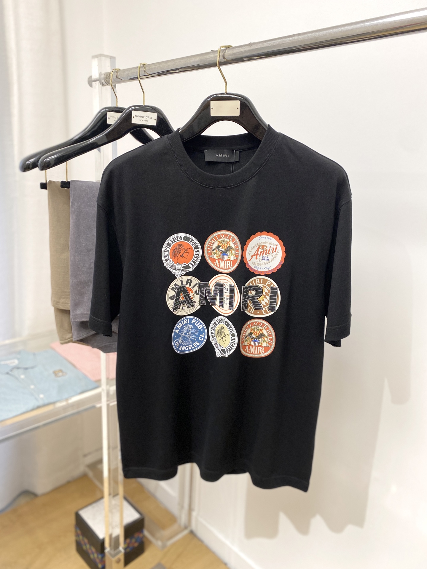 NO:148429,AMIRI, the latest short-sleeved T-shirt in 2025, handsome and fashionable, top-grade printed pattern letter logo on the chest, simple and versatile style. The fabric cotton is not only crisp, maintains the trendy silhouette, but also comfortable to wear, and the yarn is more delicate, the number M-3XL, amiri, T-shirt, tees, t-shirt, alexander wang19860909AMIRI、2025最新款短袖T恤,帅气时尚,胸前顶级印花图案字母logo,简约百搭款.面料棉 不仅挺括,保持潮流的廓形,又穿着舒适,纱织更细腻,码数M-3XL,,amiri,T-shirt,tees，t-shirt,alexander wang,Men's clothing