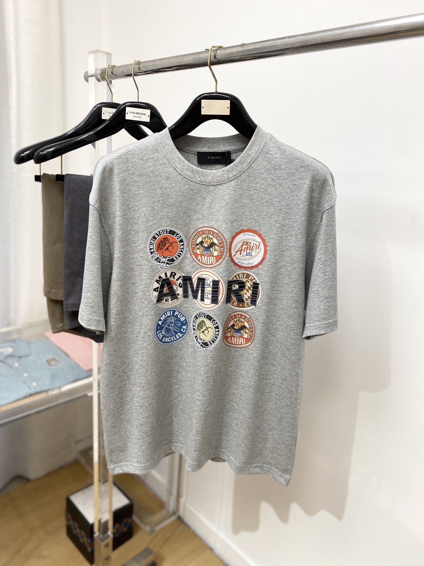 NO:154944,AMIRI, the latest short-sleeved T-shirt in 2025, handsome and fashionable, top-grade printed pattern letter logo on the chest, simple and versatile style. The fabric cotton is not only crisp, maintains the trendy silhouette, but also comfortable to wear, and the yarn is more delicate, the number M-3XL, amiri, T-shirt, tees, t-shirt, alexander wang19860909AMIRI、2025最新款短袖T恤,帅气时尚,胸前顶级印花图案字母logo,简约百搭款.面料棉 不仅挺括,保持潮流的廓形,又穿着舒适,纱织更细腻,码数M-3XL,,amiri,T-shirt,tees，t-shirt,alexander wang,Men's clothing