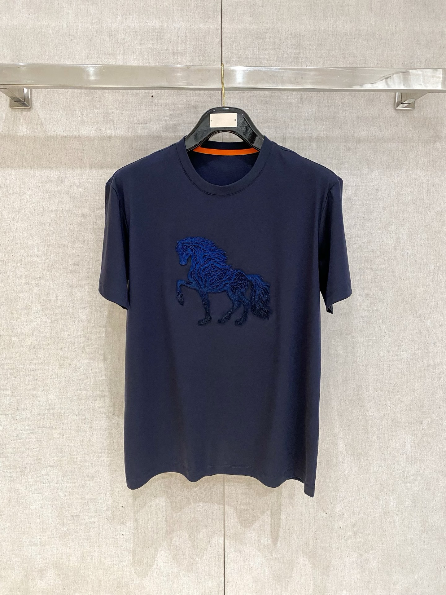 NO:141267,Hermes, the latest short-sleeved T-shirt in 2025, handsome and fashionable, top-level fixed-woven pattern logo on the chest, simple and versatile style. The fabric cotton is not only crisp, maintains the trendy silhouette, but also comfortable to wear, and the yarn is more delicate, the number M-3XL, hermes, T-shirt,tees, t-shirt,alexander wang19860909爱马仕、2025最新款短袖T恤,帅气时尚,胸前顶级定织图案logo,简约百搭款.面料棉 不仅挺括,保持潮流的廓形,又穿着舒适,纱织更细腻,码数M-3XL,,hermes,T-shirt,tees，t-shirt,alexander wang,Men's clothing