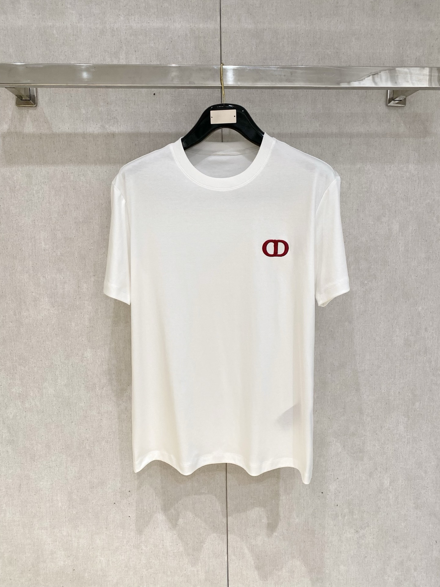 NO:141264,Dior, the latest short-sleeved T-shirt in 2025, handsome and fashionable, exquisite embroidered letter logo on the chest, simple and versatile style. The fabric cotton is not only crisp, maintains the trendy silhouette, and is comfortable to wear, and the yarn is more delicate, the number M-3XL, dior, T-shirt, tees, t-shirt, alexander wang19860909迪奥、2025最新款短袖T恤,帅气时尚,胸前精致刺绣字母logo,简约百搭款.面料棉 不仅挺括,保持潮流的廓形,又穿着舒适,纱织更细腻,码数M-3XL,,dior,T-shirt,tees，t-shirt,alexander wang,Men's clothing