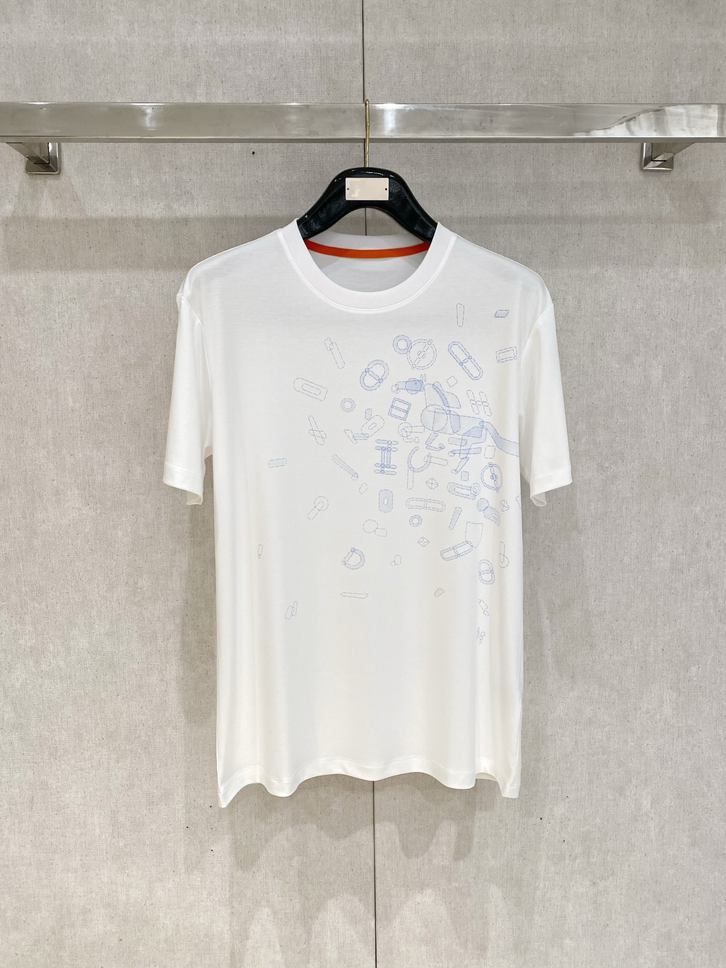 NO:141261,Hermes, the latest short-sleeved T-shirt in 2025, handsome and fashionable, top-grade printed pattern logo on the chest, simple and versatile style. The fabric cotton is not only crisp, maintains the trendy silhouette, and is also comfortable to wear, and the yarn is more delicate, the number M-3XL, hermes, T-shirt,tees, t-shirt,alexander wang19860909爱马仕、2025最新款短袖T恤,帅气时尚,胸前顶级印花图案logo,简约百搭款.面料棉 不仅挺括,保持潮流的廓形,又穿着舒适,纱织更细腻,码数M-3XL,,hermes,T-shirt,tees，t-shirt,alexander wang,Men's clothing