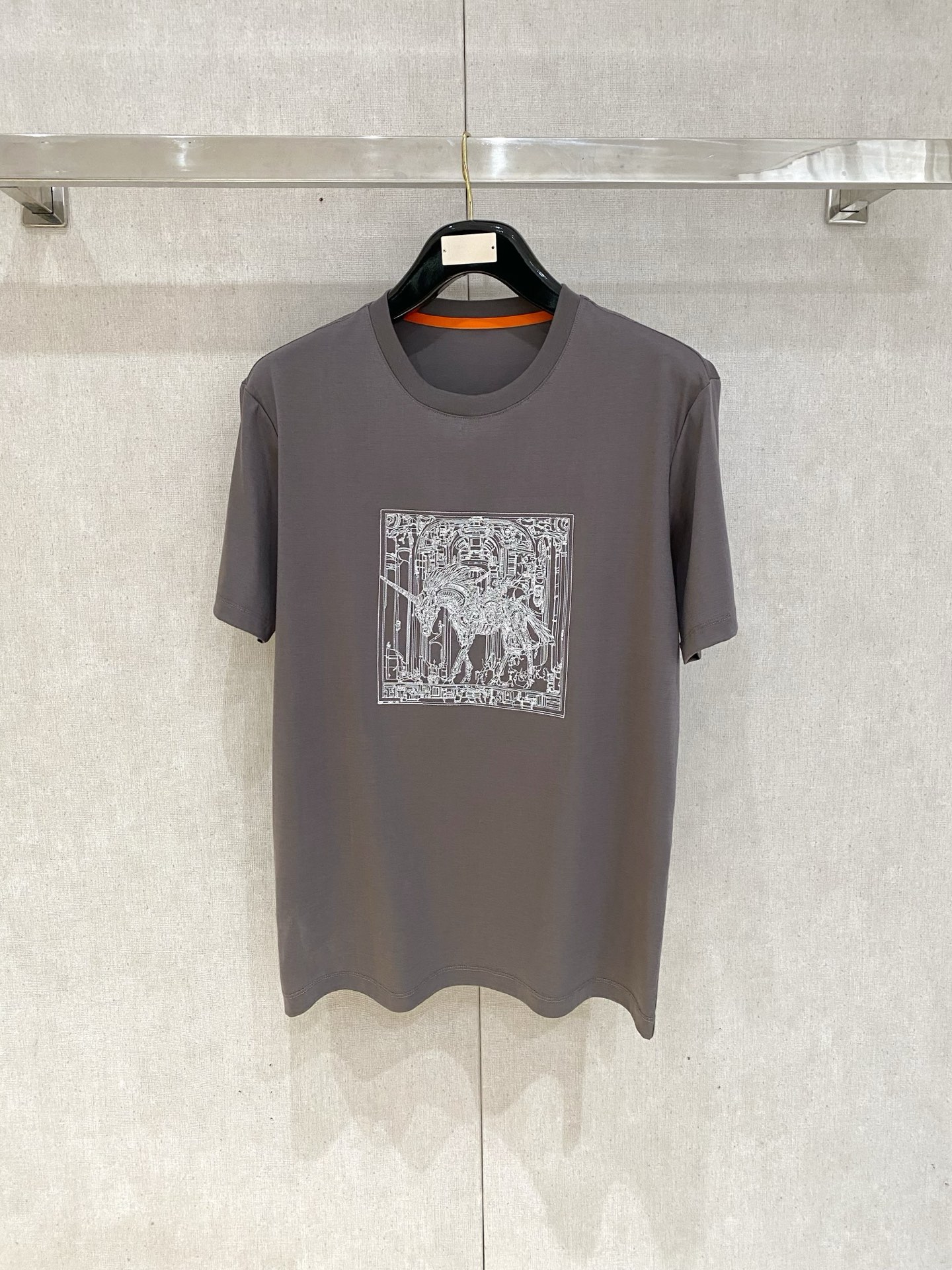 NO:141259,Hermes, the latest short-sleeved T-shirt in 2025, handsome and fashionable, exquisite embroidered pattern logo on the chest, simple and versatile style. The fabric cotton is not only crisp, maintains the trendy silhouette, and is comfortable to wear, and the yarn is more delicate, the number M-3XL, hermes, T-shirt,tees, t-shirt,alexander wang19860909爱马仕、2025最新款短袖T恤,帅气时尚,胸前精致刺绣图案logo,简约百搭款.面料棉 不仅挺括,保持潮流的廓形,又穿着舒适,纱织更细腻,码数M-3XL,,hermes,T-shirt,tees，t-shirt,alexander wang,Men's clothing