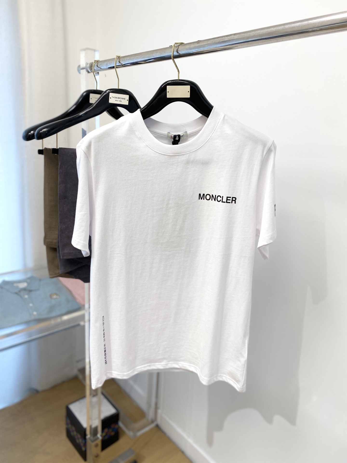 NO:160768,The latest short-sleeved T-shirt in 2025, handsome and fashionable, top printed letter logo on the chest, simple and versatile style. The fabric cotton is not only crisp, maintains the trendy silhouette, but also comfortable to wear, and the yarn is more delicate, the number M-3XL, Moncler, T-shirt, tees, t-shirt, alexander wang19860909蒙口、2025最新款短袖T恤,帅气时尚,胸前顶级印花字母logo,简约百搭款.面料棉 不仅挺括,保持潮流的廓形,又穿着舒适,纱织更细腻,码数M-3XL,,Moncler,T-shirt,tees，t-shirt,alexander wang,Men's clothing