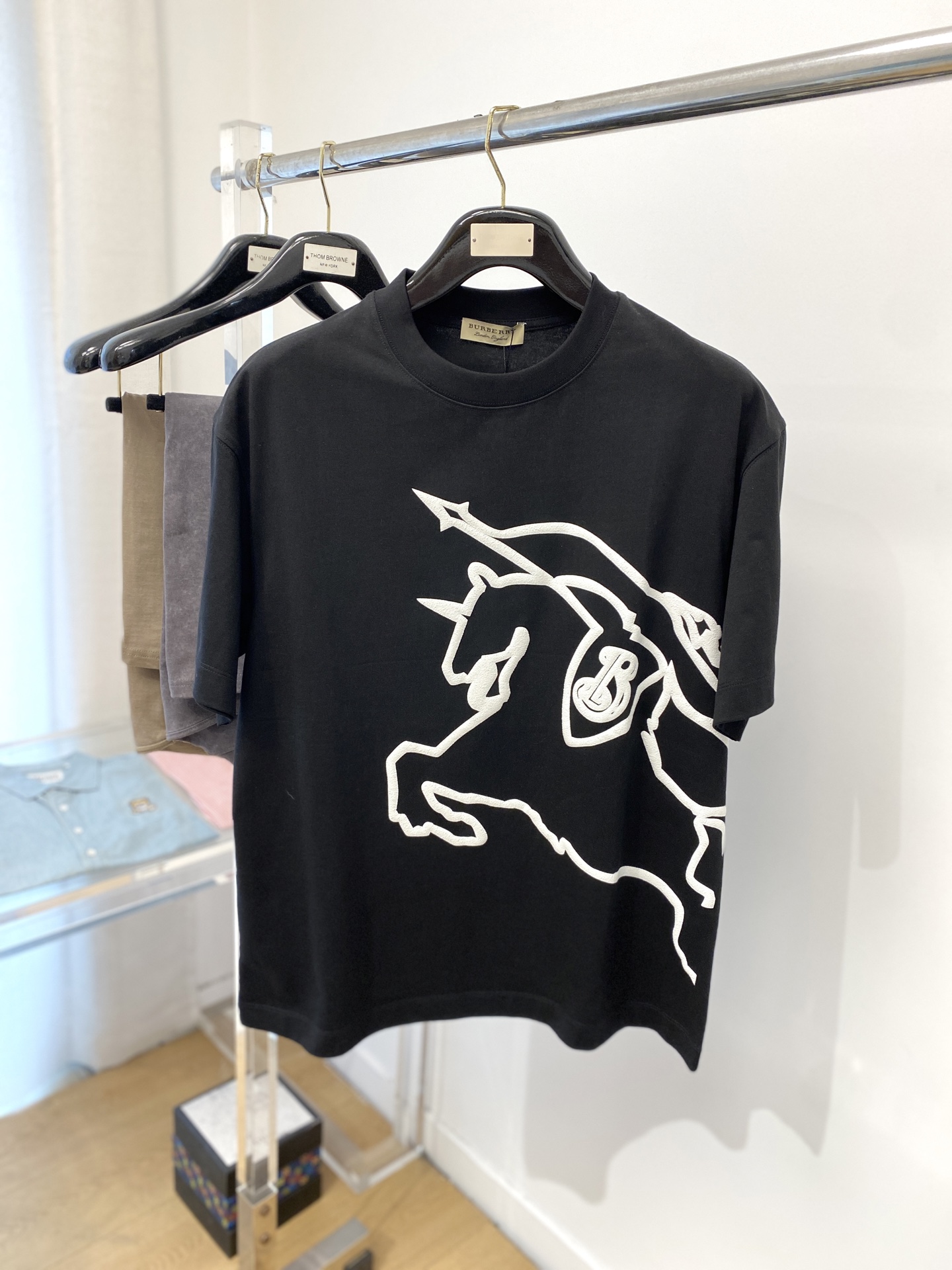 NO:154939,Burberry, the latest short-sleeved T-shirt in 2025, handsome and fashionable, top-level direct injection craft pattern letter logo on the chest, simple and versatile style. Fabric cotton is not only crisp, maintains a fashionable silhouette, but also comfortable to wear, and the yarn is more delicate, S-XL, burberry, T-shirt, tees, t-shirt, alexander wang19860909巴宝莉、2025最新款短袖T恤,帅气时尚,胸前顶级直喷工艺图案字母logo,简约百搭款.面料棉 不仅挺括,保持潮流的廓形,又穿着舒适,纱织更细腻,码数S-XL,,burberry,T-shirt,tees，t-shirt,alexander wang,Men's clothing