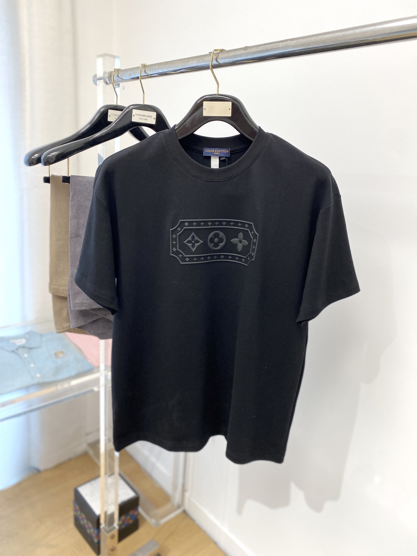 NO:142002,Louis Vuitton, the latest short-sleeved T-shirt in 2025, handsome and fashionable, top-grade glue-printed pattern logo on the chest, simple and versatile style. Fabric cotton is not only crisp, maintains a fashionable silhouette, and is comfortable to wear, and the yarn is more delicate, size S-3XL,,louis vuitton, T-shirt,tees, t-shirt,alexander wang19860909路易威登、2025最新款短袖T恤,帅气时尚,胸前顶级印胶图案logo,简约百搭款.面料棉 不仅挺括,保持潮流的廓形,又穿着舒适,纱织更细腻,码数S-3XL,,louis vuitton,T-shirt,tees，t-shirt,alexander wang,Men's clothing