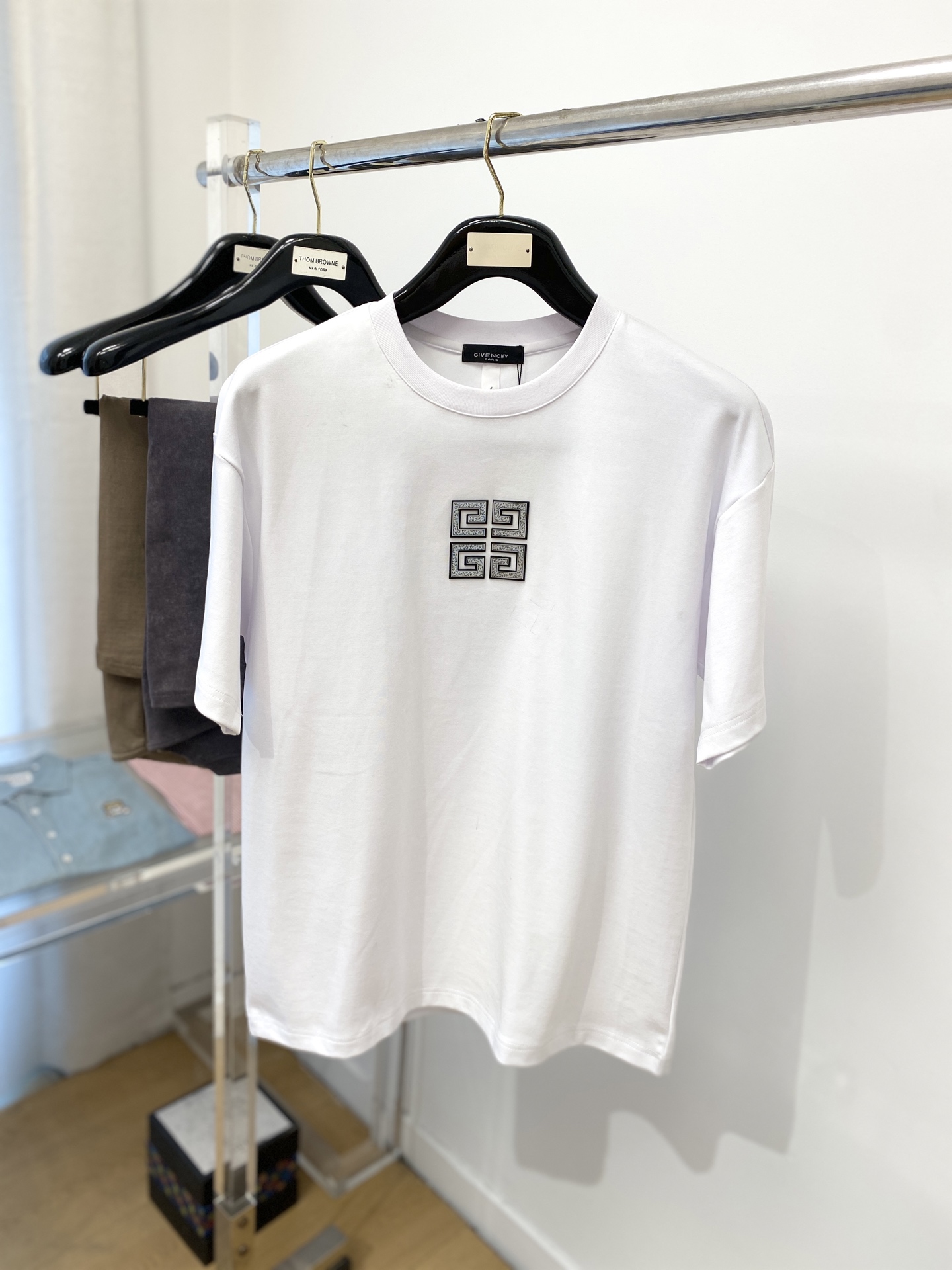 NO:141993,Givenchy, the latest short-sleeved T-shirt in 2025, handsome and fashionable, top-grade concave and embossed pattern logo on the chest, simple and versatile style. The fabric cotton is not only crisp, maintains the trendy silhouette, but also comfortable to wear, and the yarn is more delicate, S-XXL, given, T-shirt, tees, t-shirt, alexander wang19860909纪梵希、2025最新款短袖T恤,帅气时尚,胸前顶级凹凸印胶图案logo,简约百搭款.面料棉 不仅挺括,保持潮流的廓形,又穿着舒适,纱织更细腻,码数S-XXL,,givenchy,T-shirt,tees，t-shirt,alexander wang,Men's clothing