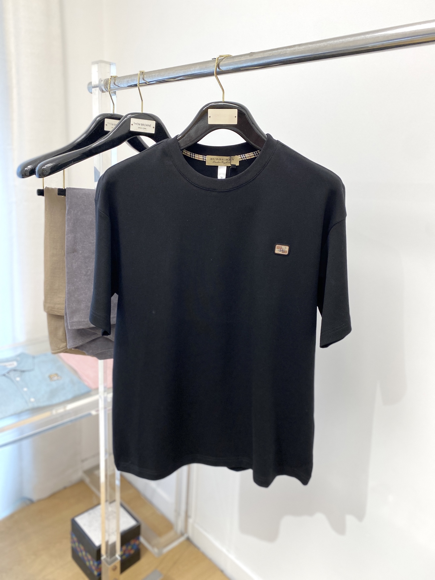 NO:141996,Burberry, the latest short-sleeved T-shirt in 2025, handsome and fashionable, top-grade concave and embossed glue pattern logo on the chest, simple and versatile style. The fabric cotton is not only firm, maintains the trendy silhouette, but also comfortable to wear, and the yarn is more delicate, the number of S-3XL 3Xl can wear 240 pounds Fatty Gospel, burberry, T-shirt, tees, t-shirt, alexander wang19860909巴宝莉、2025最新款短袖T恤,帅气时尚,胸前顶级凹凸印胶图案logo,简约百搭款.面料棉 不仅挺括,保持潮流的廓形,又穿着舒适,纱织更细腻,码数S-3XL 3Xl可以穿240斤 胖子福音,,burberry,T-shirt,tees，t-shirt,alexander wang,Men's clothing