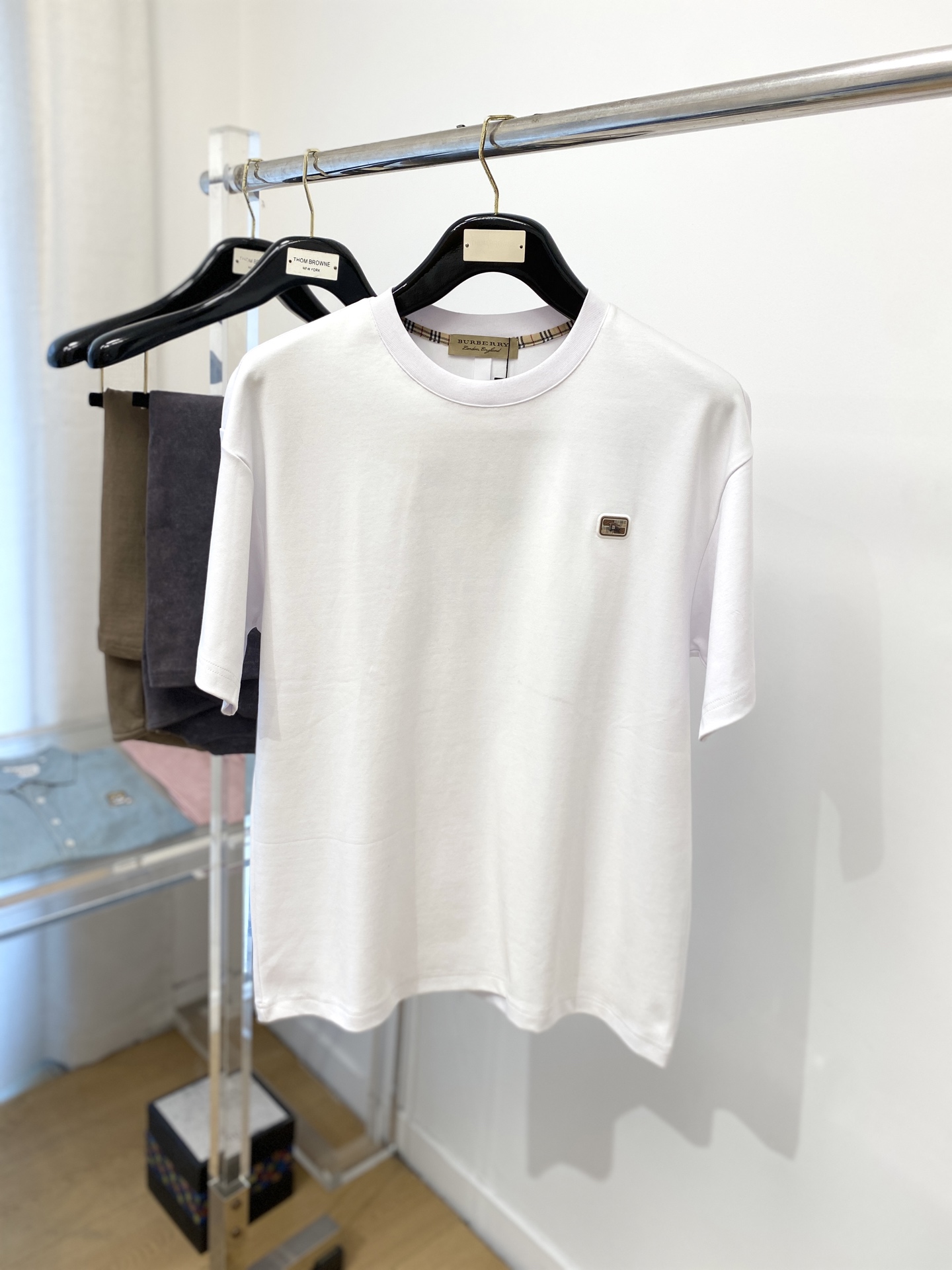 NO:141999,Burberry, the latest short-sleeved T-shirt in 2025, handsome and fashionable, top-grade concave and embossed glue pattern logo on the chest, simple and versatile style. The fabric cotton is not only firm, maintains the trendy silhouette, but also comfortable to wear, and the yarn is more delicate. The number of S-3XL 3Xl can wear 240 kilograms of fat man's gospel, burberry, T-shirt, tees, t-shirt, alexander wang19860909巴宝莉、2025最新款短袖T恤,帅气时尚,胸前顶级凹凸印胶图案logo,简约百搭款.面料棉 不仅挺括,保持潮流的廓形,又穿着舒适,纱织更细腻,码数S-3XL 3Xl可以穿240斤胖子福音,,burberry,T-shirt,tees，t-shirt,alexander wang,Men's clothing