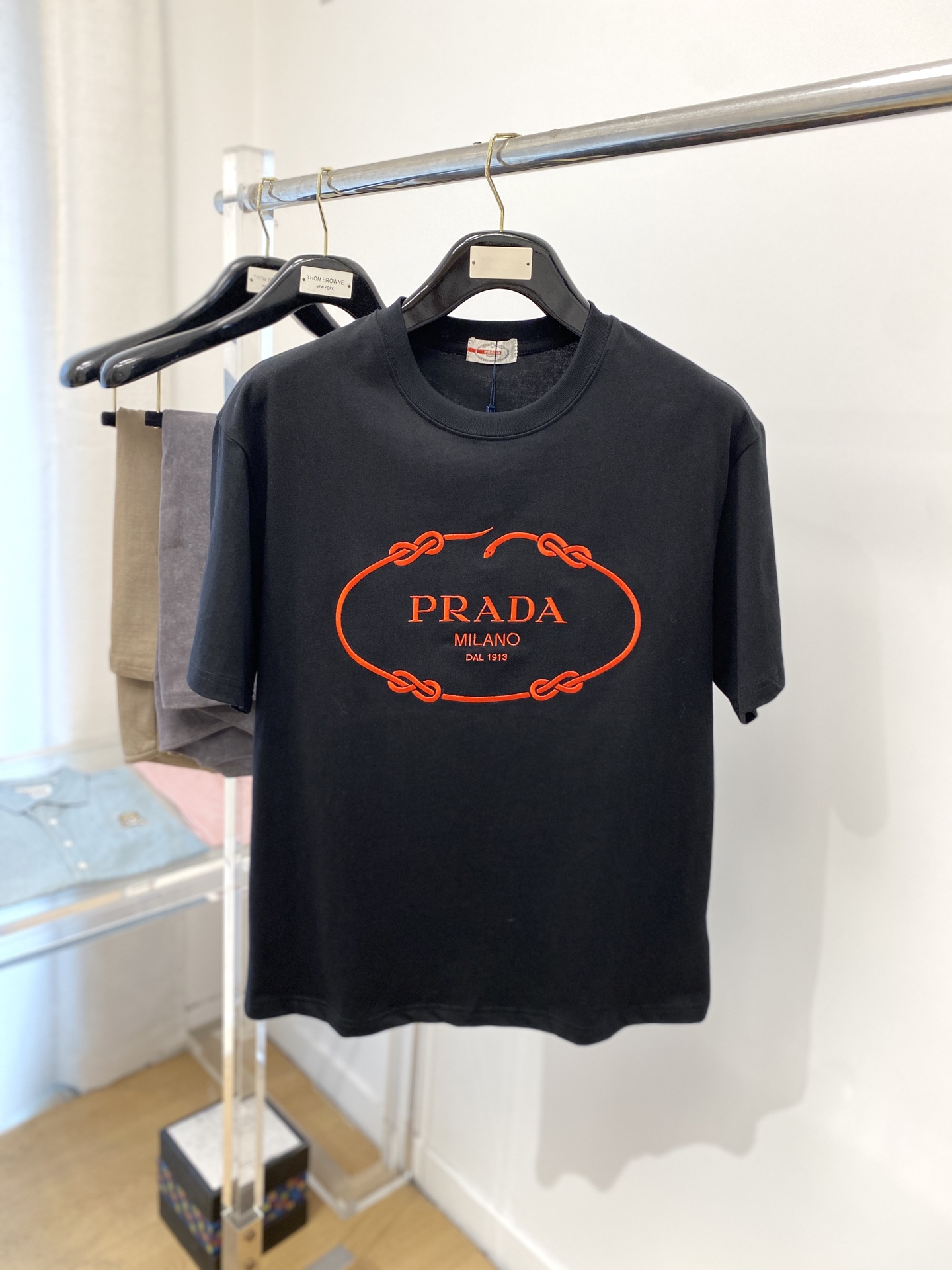 NO:141249,Prada, the latest short-sleeved T-shirt in 2025, handsome and fashionable, exquisite embroidered letter pattern logo on the chest, simple and versatile style. The fabric cotton is not only crisp, maintains the trendy silhouette, and is also comfortable to wear, and the yarn is more delicate, the number M-3XL, prada, T-shirt,tees, t-shirt,alexander wang19860909普拉达、2025最新款短袖T恤,帅气时尚,胸前精致刺绣字母图案logo,简约百搭款.面料棉 不仅挺括,保持潮流的廓形,又穿着舒适,纱织更细腻,码数M-3XL,,prada,T-shirt,tees，t-shirt,alexander wang,Men's clothing