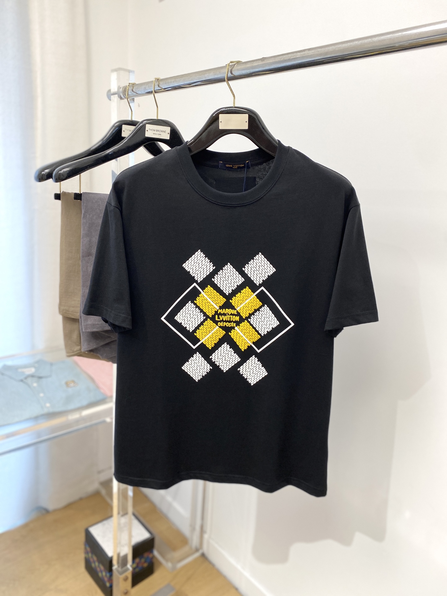 NO:141248,Louis Vuitton, the latest short-sleeved T-shirt in 2025, handsome and fashionable, top-level direct-spray letter pattern logo on the chest, simple and versatile style. The fabric cotton is not only crisp, maintains the trendy silhouette, but also comfortable to wear, and the yarn is more delicate, the number M-3XL, louis vuitton, T-shirt,tees, t-shirt,alexander wang19860909路易威登、2025最新款短袖T恤,帅气时尚,胸前顶级直喷工艺字母图案logo,简约百搭款.面料棉 不仅挺括,保持潮流的廓形,又穿着舒适,纱织更细腻,码数M-3XL,,louis vuitton,T-shirt,tees，t-shirt,alexander wang,Men's clothing