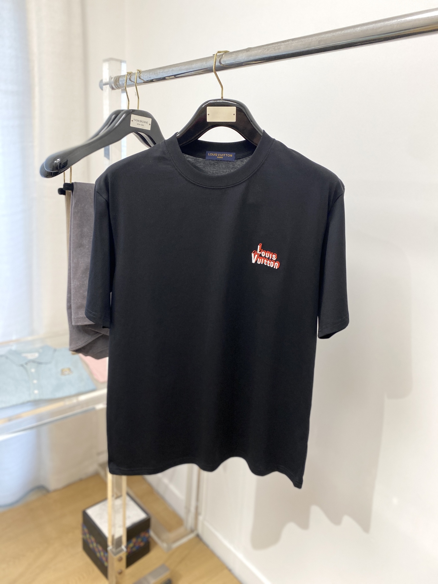 NO:154868,Louis Vuitton, the latest short-sleeved T-shirt in 2025, handsome and fashionable, exquisite embroidered letter logo on the chest, simple and versatile style. The fabric cotton is not only crisp, maintains the trendy silhouette, but also comfortable to wear, and the yarn is more delicate, S-XXL,,louis vuitton, T-shirt,tees, t-shirt,alexander wang19860909路易威登、2025最新款短袖T恤,帅气时尚,胸前精致刺绣字母logo,简约百搭款.面料棉 不仅挺括,保持潮流的廓形,又穿着舒适,纱织更细腻,码数S-XXL,,louis vuitton,T-shirt,tees，t-shirt,alexander wang,Men's clothing