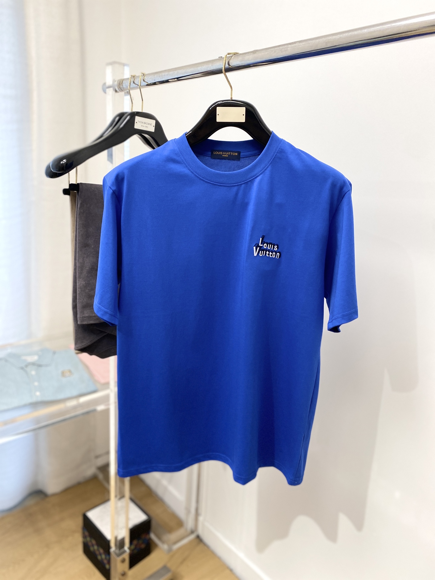 NO:141263,Louis Vuitton, the latest short-sleeved T-shirt in 2025, handsome and fashionable, exquisite embroidered letter logo on the chest, simple and versatile style. The fabric cotton is not only crisp, maintains the trendy silhouette, but also comfortable to wear, and the yarn is more delicate, S-XXL,,louis vuitton, T-shirt,tees, t-shirt,alexander wang19860909路易威登、2025最新款短袖T恤,帅气时尚,胸前精致刺绣字母logo,简约百搭款.面料棉 不仅挺括,保持潮流的廓形,又穿着舒适,纱织更细腻,码数S-XXL,,louis vuitton,T-shirt,tees，t-shirt,alexander wang,Men's clothing