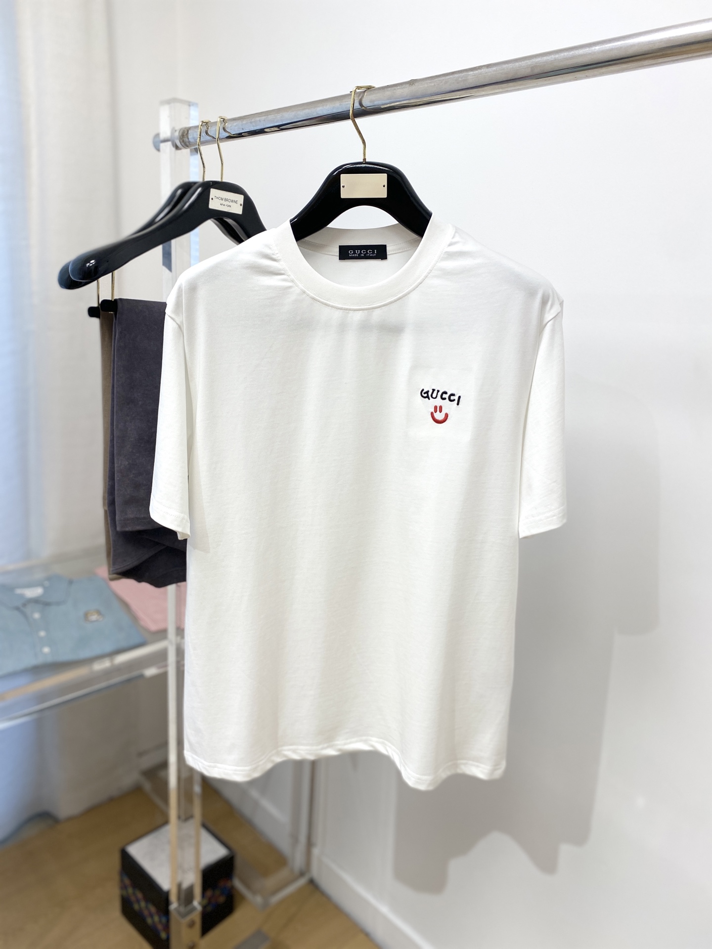 NO:141266,Guqi, the latest short-sleeved T-shirt in 2025, handsome and fashionable, exquisite embroidered pattern letter logo on the chest, simple and versatile style. The fabric cotton is not only crisp, maintains the trendy silhouette, but also comfortable to wear, and the yarn is more delicate, S-XXL, T-shirt,tees, t-shirt,alexander wang19860909古奇、2025最新款短袖T恤,帅气时尚,胸前精致刺绣图案字母logo,简约百搭款.面料棉 不仅挺括,保持潮流的廓形,又穿着舒适,纱织更细腻,码数S-XXL,,T-shirt,tees，t-shirt,alexander wang,Men's clothing