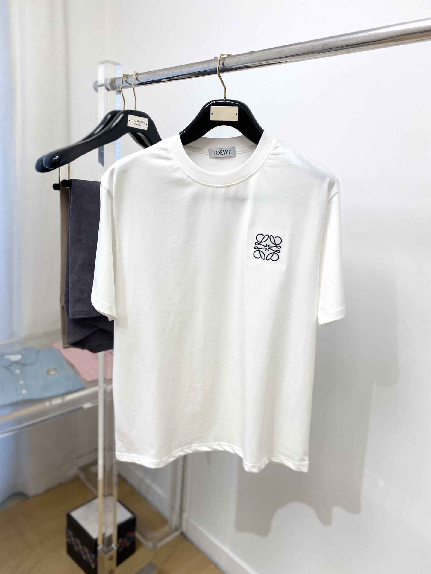 NO:141269,Luo Yiwei, the latest short-sleeved T-shirt in 2025, handsome and fashionable, exquisite embroidered pattern logo on the chest, simple and versatile style. The fabric cotton is not only crisp, maintains the trendy silhouette, but also comfortable to wear, and the yarn is more delicate, S-XXL, loewe, T-shirt, tees, t-shirt, alexander wang19860909罗意威、2025最新款短袖T恤,帅气时尚,胸前精致刺绣图案logo,简约百搭款.面料棉 不仅挺括,保持潮流的廓形,又穿着舒适,纱织更细腻,码数S-XXL,,loewe,T-shirt,tees，t-shirt,alexander wang,Men's clothing