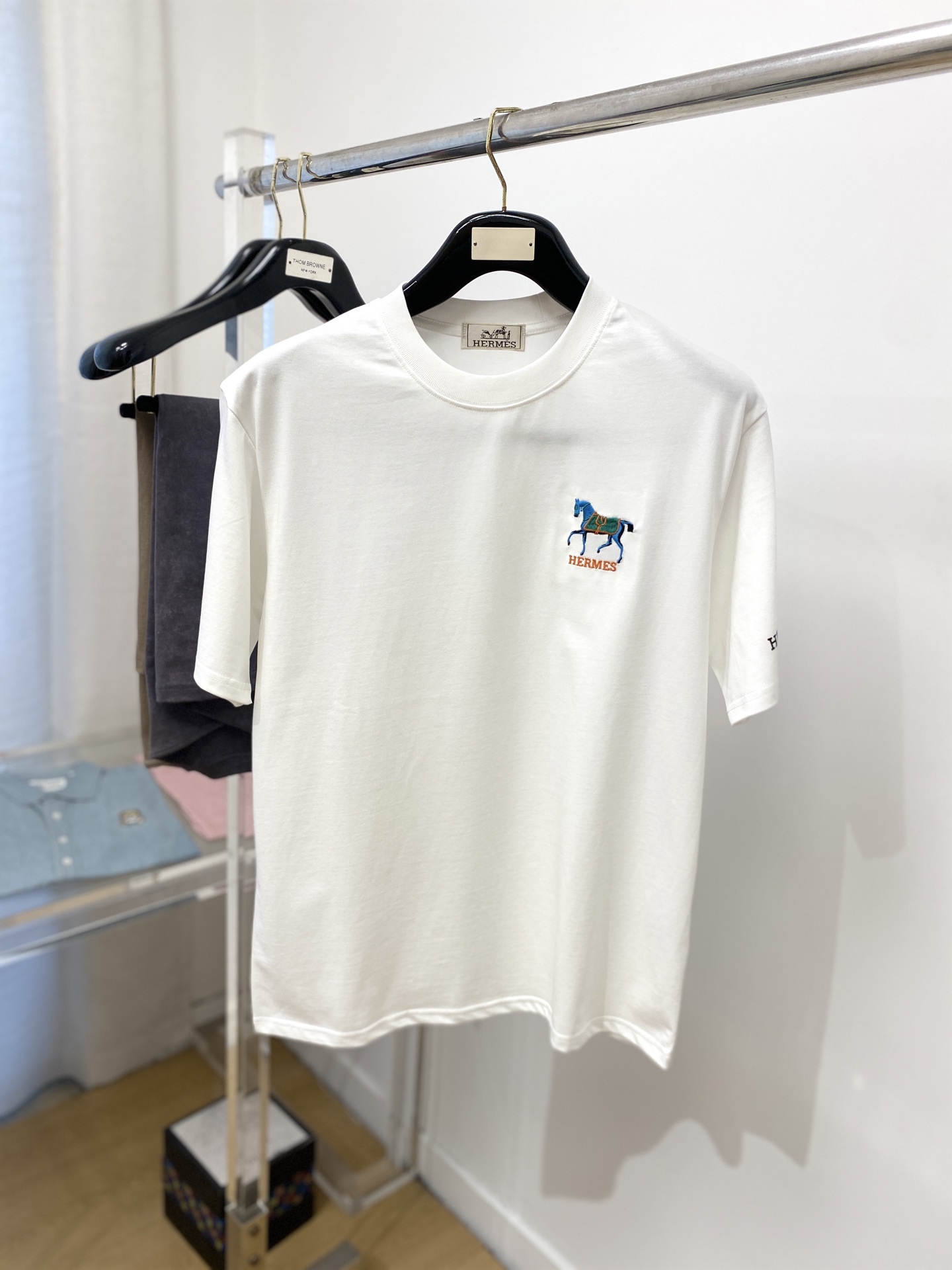 NO:141272,Hermes, the latest short-sleeved T-shirt in 2025, handsome and fashionable, exquisite embroidered pattern letter logo on the chest, simple and versatile style. The fabric cotton is not only crisp, maintains the trendy silhouette, but also comfortable to wear, and the yarn is more delicate, S-XXL, hermes, T-shirt, tees, t-shirt, alexander wang19860909爱马仕、2025最新款短袖T恤,帅气时尚,胸前精致刺绣图案字母logo,简约百搭款.面料棉 不仅挺括,保持潮流的廓形,又穿着舒适,纱织更细腻,码数S-XXL,,hermes,T-shirt,tees，t-shirt,alexander wang,Men's clothing