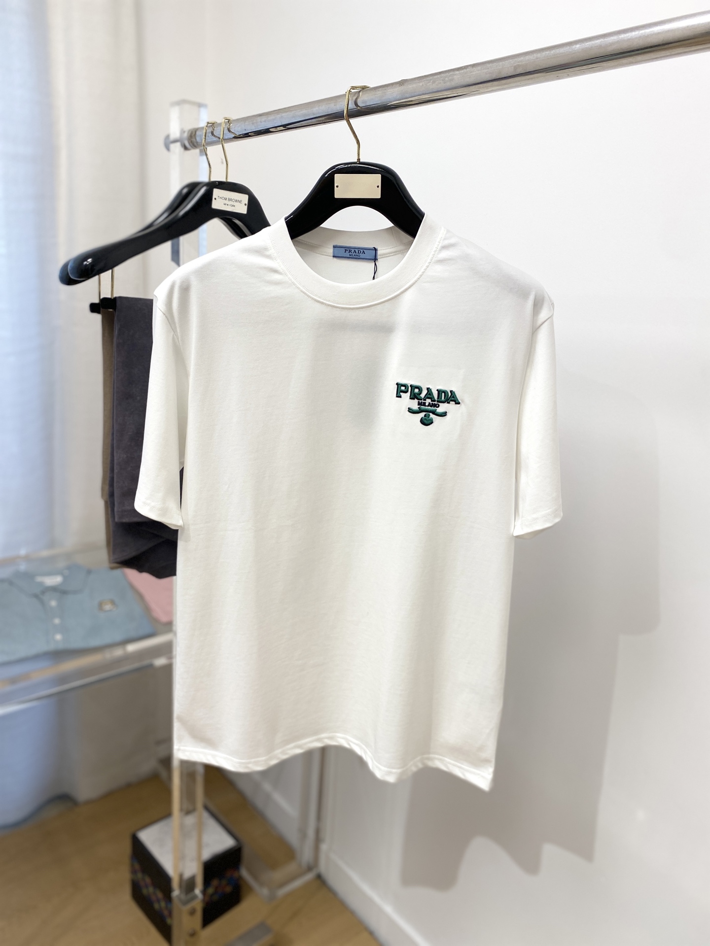 NO:141275,Prada, the latest short-sleeved T-shirt in 2025, handsome and fashionable, exquisite embroidered pattern letter logo on the chest, simple and versatile style. The fabric cotton is not only crisp, maintains the trendy silhouette, but also comfortable to wear, and the yarn is more delicate, S-XXL, prada, T-shirt, tees, t-shirt, alexander wang19860909普拉达、2025最新款短袖T恤,帅气时尚,胸前精致刺绣图案字母logo,简约百搭款.面料棉 不仅挺括,保持潮流的廓形,又穿着舒适,纱织更细腻,码数S-XXL,,prada,T-shirt,tees，t-shirt,alexander wang,Men's clothing