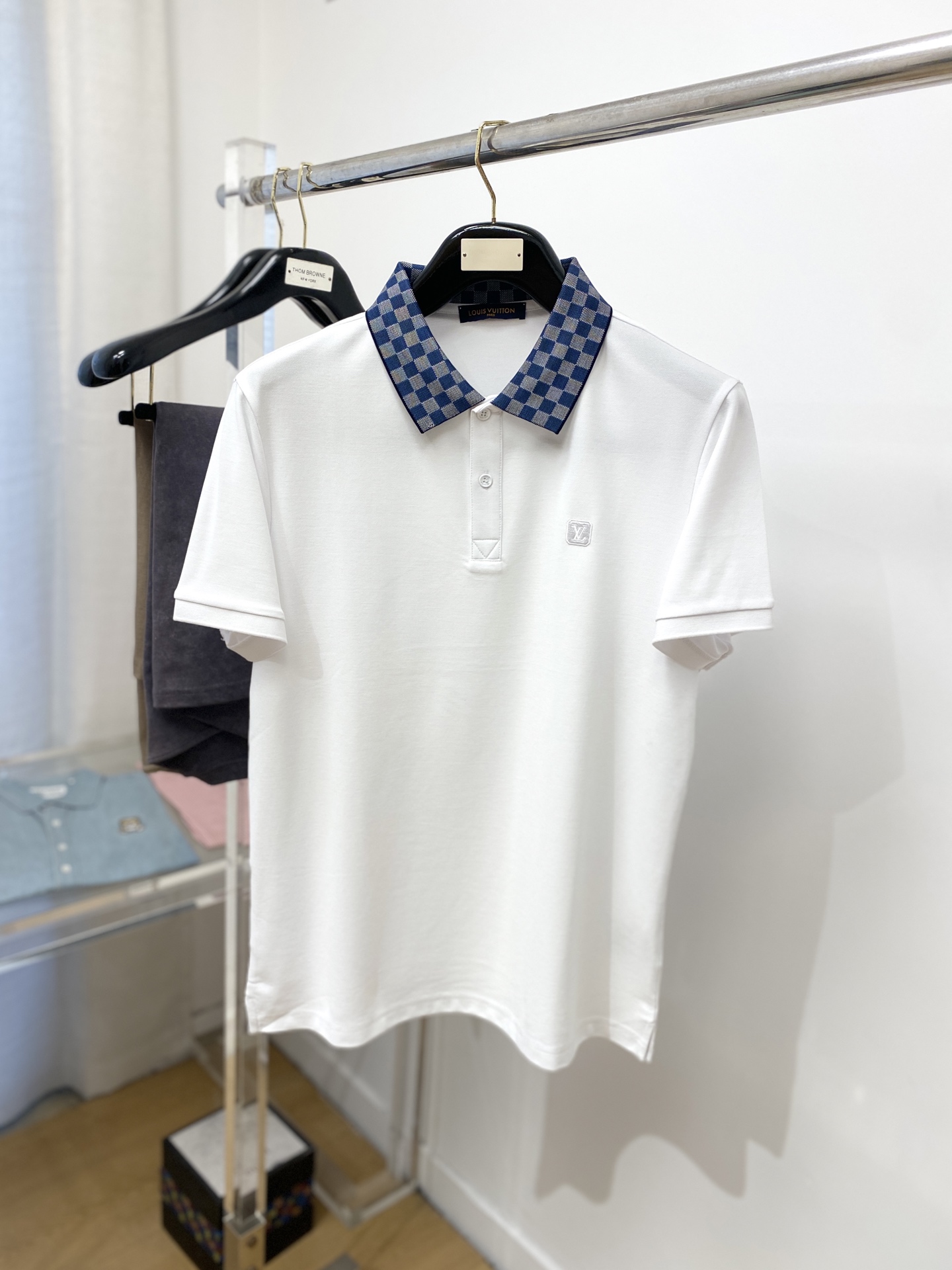 NO:482956,Louis Vuitton, the latest short-sleeved T-shirt in 2025, handsome and fashionable, exquisite embroidered letter logo on the chest, simple and versatile style. The fabric cotton is not only crisp, maintains the trendy silhouette, and is also comfortable to wear, and the yarn is more delicate, the number M-3XL, louis vuitton, T-shirt, tees, t-shirt, alexander wang19860909路易威登、2025最新款短袖T恤,帅气时尚,胸前精致刺绣字母logo,简约百搭款.面料棉 不仅挺括,保持潮流的廓形,又穿着舒适,纱织更细腻,码数M-3XL,,louis vuitton,T-shirt,tees，t-shirt,alexander wang,Men's clothing