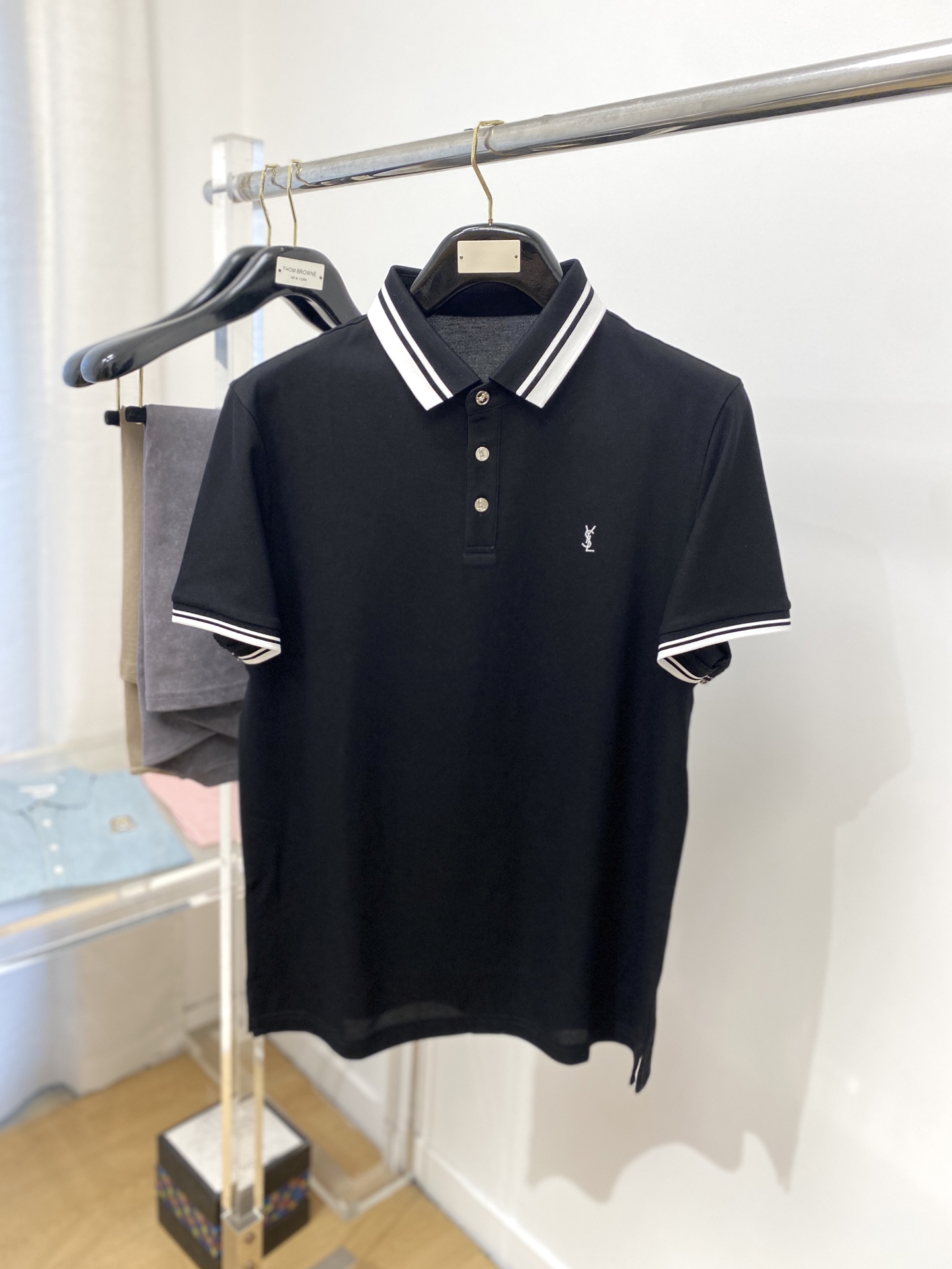 NO:154907,YSL Saint Laurent, the latest short-sleeved T-shirt in 2025, handsome and fashionable, exquisite embroidered letter logo on the chest, simple and versatile style. The fabric cotton is not only crisp, maintains the trendy silhouette, but also comfortable to wear, and the yarn is more delicate, the number M-3XL, saint laurent, saint laurent, T-shirt, tees, t-shirt, alexander wang19860909YSL 圣罗兰、2025最新款短袖T恤,帅气时尚,胸前精致刺绣字母logo,简约百搭款.面料棉 不仅挺括,保持潮流的廓形,又穿着舒适,纱织更细腻,码数M-3XL,,saint laurent,saint laurent,T-shirt,tees，t-shirt,alexander wang,Men's clothing