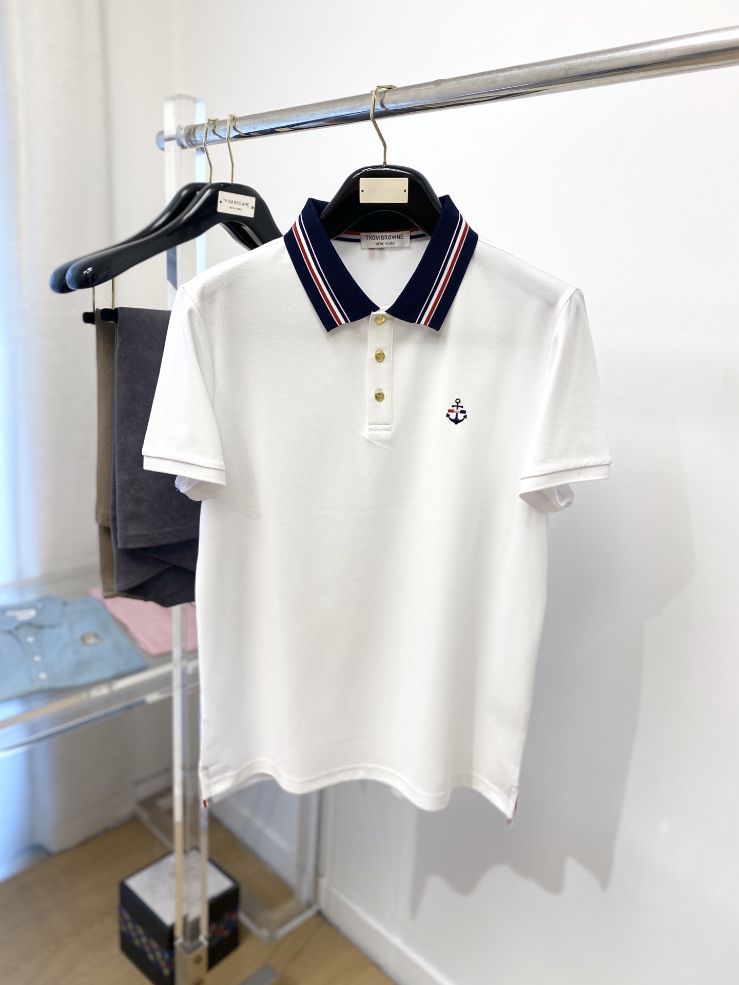 NO:482946,TB, the latest short-sleeved T-shirt in 2025, handsome and fashionable, exquisite embroidered pattern logo on the chest, simple and versatile style. The fabric cotton is not only crisp, maintains the trendy silhouette, but also comfortable to wear, and the yarn is more delicate, the number M-3XL, T-shirt,tees, t-shirt,alexander wang19860909TB、2025最新款短袖T恤,帅气时尚,胸前精致刺绣图案logo,简约百搭款.面料棉 不仅挺括,保持潮流的廓形,又穿着舒适,纱织更细腻,码数M-3XL,,T-shirt,tees，t-shirt,alexander wang,Men's clothing