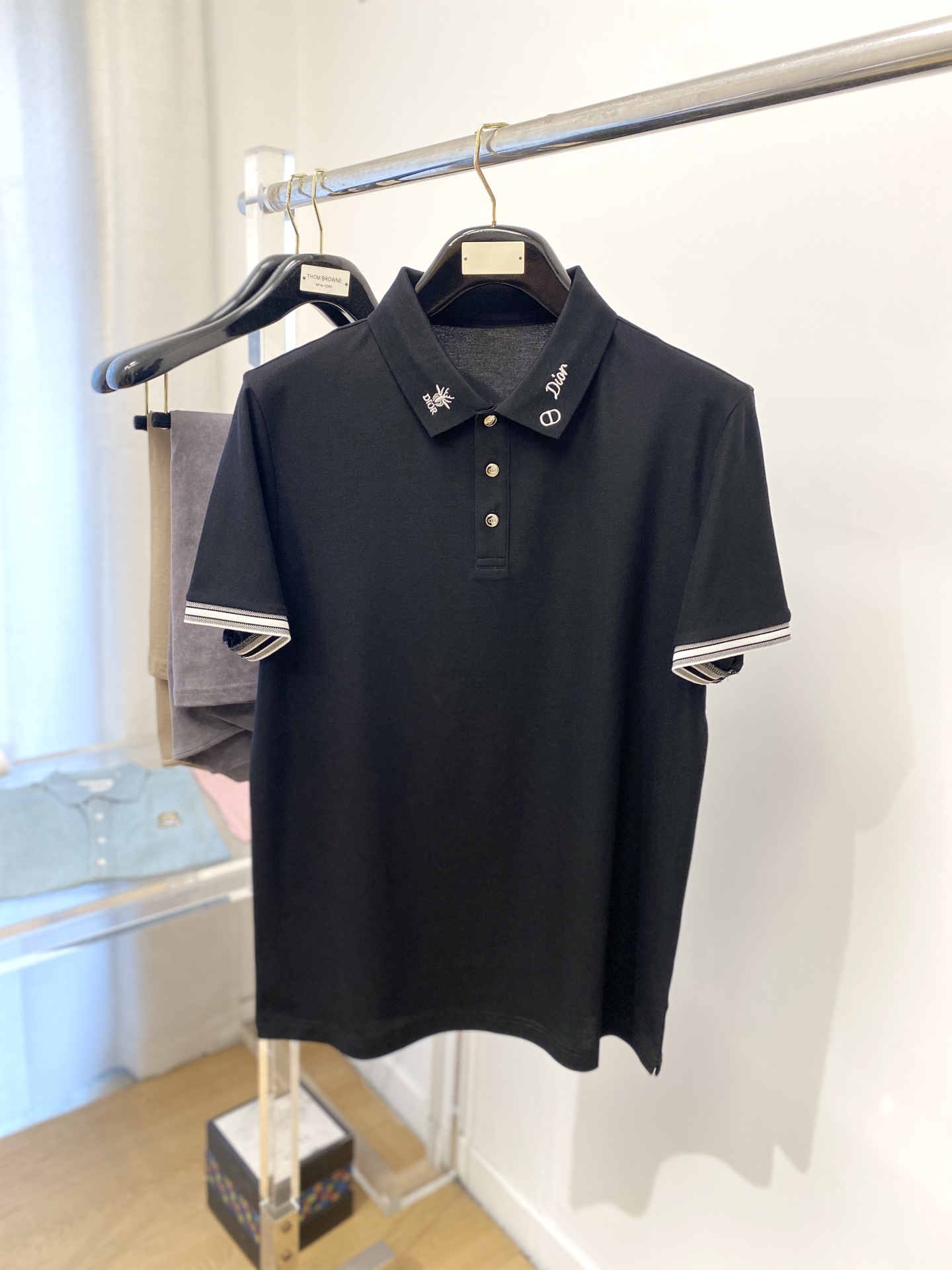 NO:141284,Dior, the latest short-sleeved T-shirt in 2025, handsome and fashionable, exquisite embroidered pattern letter logo on the neckline, simple and versatile style. The fabric cotton is not only crisp, maintains the trendy silhouette, but also comfortable to wear, and the yarn is more delicate, the number M-3XL,,dior,T-shirt,tees,t-shirt,alexander wang19860909迪奥、2025最新款短袖T恤,帅气时尚,领口精致刺绣图案字母logo,简约百搭款.面料棉 不仅挺括,保持潮流的廓形,又穿着舒适,纱织更细腻,码数M-3XL,,dior,T-shirt,tees，t-shirt,alexander wang,Men's clothing