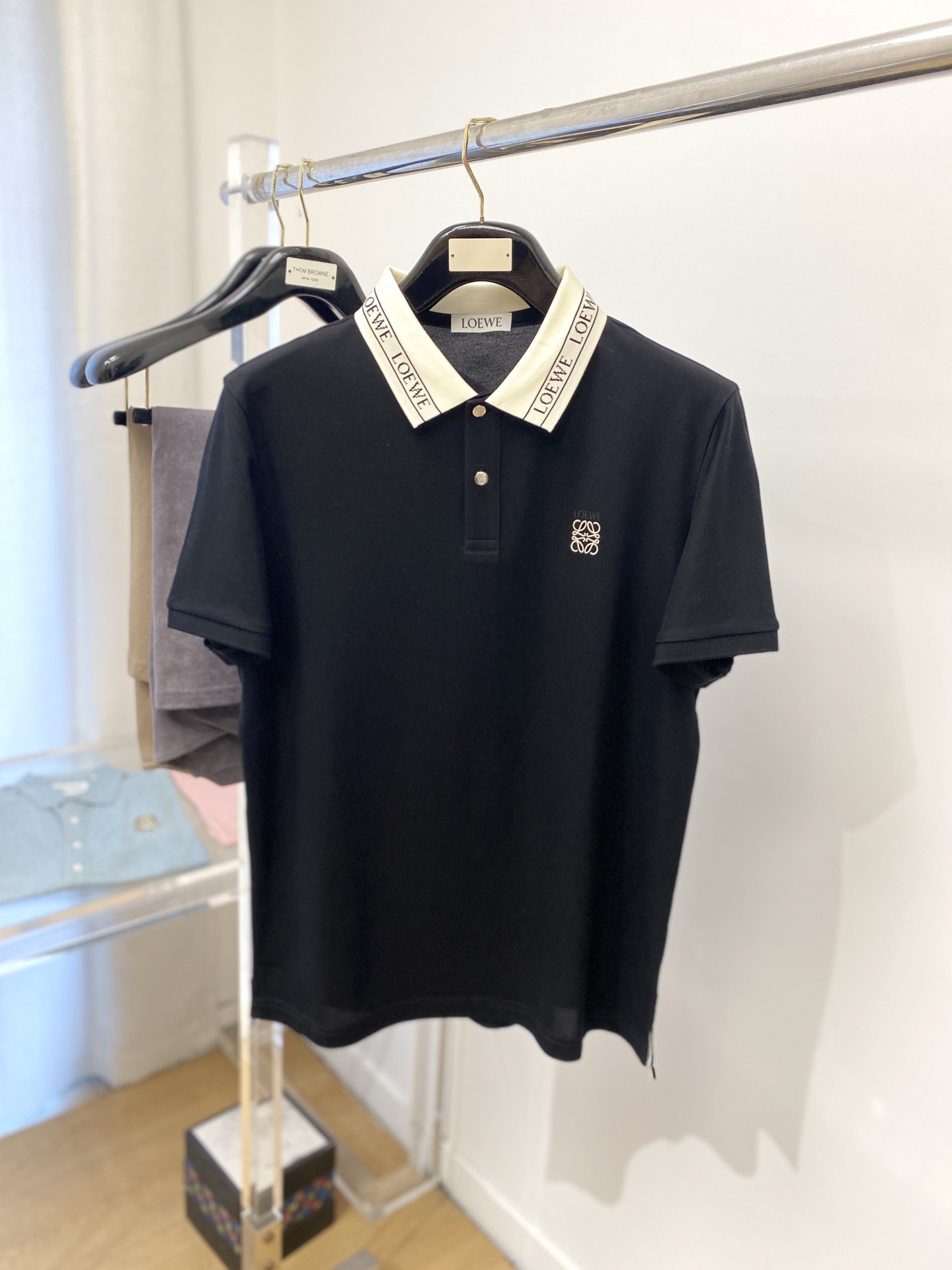 NO:141287,Luo Yiwei, the latest short-sleeved T-shirt in 2025, handsome and fashionable, exquisite embroidered pattern letter logo on the chest, simple and versatile style. The fabric cotton is not only crisp, maintains the trendy silhouette, and is also comfortable to wear, and the yarn is more delicate, the number M-3XL, loewe, T-shirt, tees, t-shirt, alexander wang19860909罗意威、2025最新款短袖T恤,帅气时尚,胸前精致刺绣图案字母logo,简约百搭款.面料棉 不仅挺括,保持潮流的廓形,又穿着舒适,纱织更细腻,码数M-3XL,,loewe,T-shirt,tees，t-shirt,alexander wang,Men's clothing