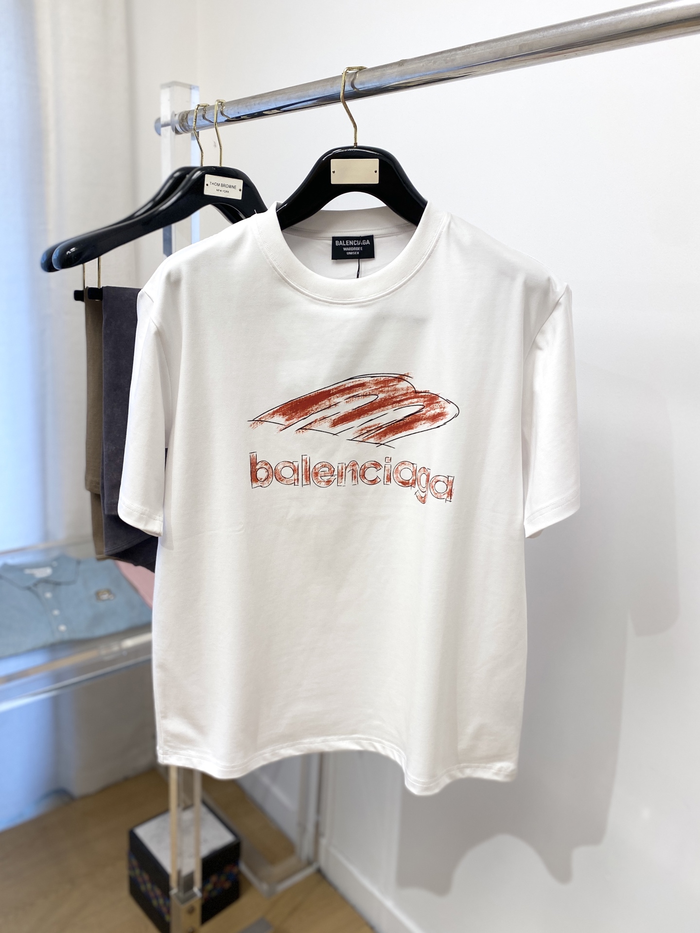 NO:154935,Balenciaga, the latest short-sleeved T-shirt in 2025, handsome and fashionable, top-grade printed pattern letter logo on the chest, simple and versatile style. The fabric cotton is not only crisp, maintains the trendy silhouette, but also comfortable to wear, and the yarn weaving is more delicate, S-XL, balenciaga, T-shirt, tees, t-shirt, alexander wang19860909巴黎世家、2025最新款短袖T恤,帅气时尚,胸前顶级印花图案字母logo,简约百搭款.面料棉 不仅挺括,保持潮流的廓形,又穿着舒适,纱织更细腻,码数S-XL,,balenciaga,T-shirt,tees，t-shirt,alexander wang,Men's clothing