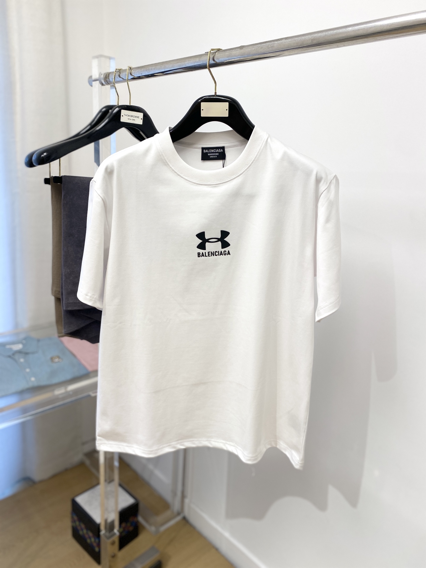 NO:154914,Balenciaga, the latest short-sleeved T-shirt in 2025, handsome and fashionable, top-grade glue-printed letter logo on the chest, simple and versatile style. Fabric cotton is not only crisp, maintains a fashionable silhouette, but also comfortable to wear, and the yarn is more delicate, S-XL, balenciaga, T-shirt, tees, t-shirt, alexander wang19860909巴黎世家、2025最新款短袖T恤,帅气时尚,胸口顶级印胶图案字母logo,简约百搭款.面料棉 不仅挺括,保持潮流的廓形,又穿着舒适,纱织更细腻,码数S-XL,,balenciaga,T-shirt,tees，t-shirt,alexander wang,Men's clothing