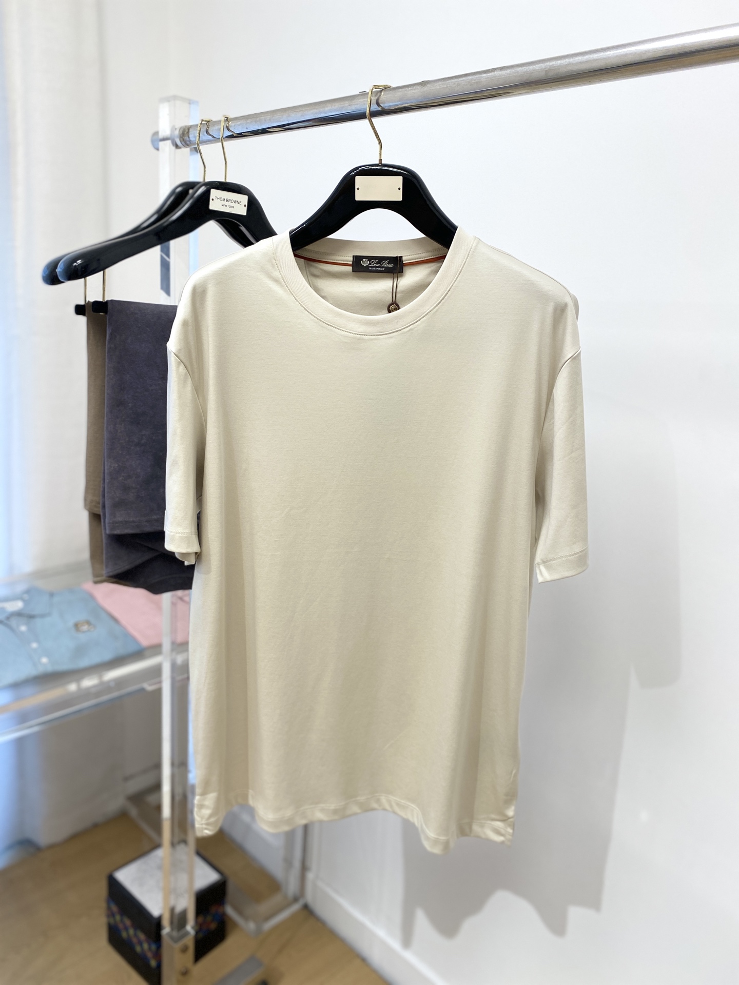 NO:141262,LP, the latest short-sleeved T-shirt in 2025, handsome and fashionable, exquisite embroidered letter logo on the back, simple and versatile style. The fabric cotton is not only crisp, maintains the trendy silhouette, but also comfortable to wear, and the yarn is more delicate, the number M-3XL, loro piana, T-shirt, tees, t-shirt, alexander wang19860909LP、2025最新款短袖T恤,帅气时尚,后背精致刺绣字母logo,简约百搭款.面料棉 不仅挺括,保持潮流的廓形,又穿着舒适,纱织更细腻,码数M-3XL,,loro piana,T-shirt,tees，t-shirt,alexander wang,Men's clothing