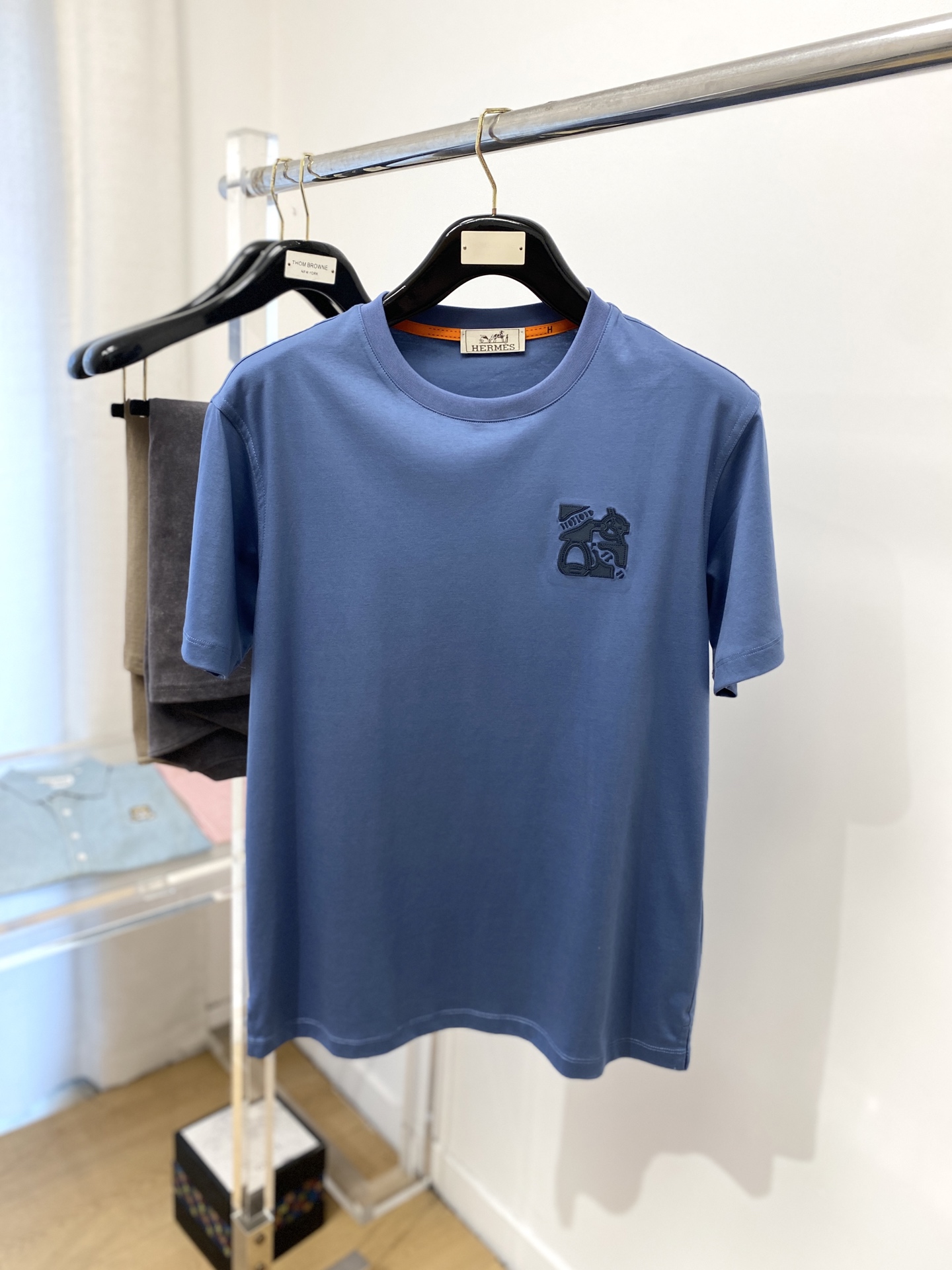 NO:141265,Hermes, the latest short-sleeved T-shirt in 2025, handsome and fashionable, exquisite embroidered decorative pattern logo on the back, simple and versatile style. The fabric cotton is not only crisp, maintains the trendy silhouette, but also comfortable to wear, and the yarn is more delicate, the number M-3XL, hermes, T-shirt,tees, t-shirt,alexander wang19860909爱马仕、2025最新款短袖T恤,帅气时尚,后背精致刺绣装饰图案logo,简约百搭款.面料棉 不仅挺括,保持潮流的廓形,又穿着舒适,纱织更细腻,码数M-3XL,,hermes,T-shirt,tees，t-shirt,alexander wang,Men's clothing