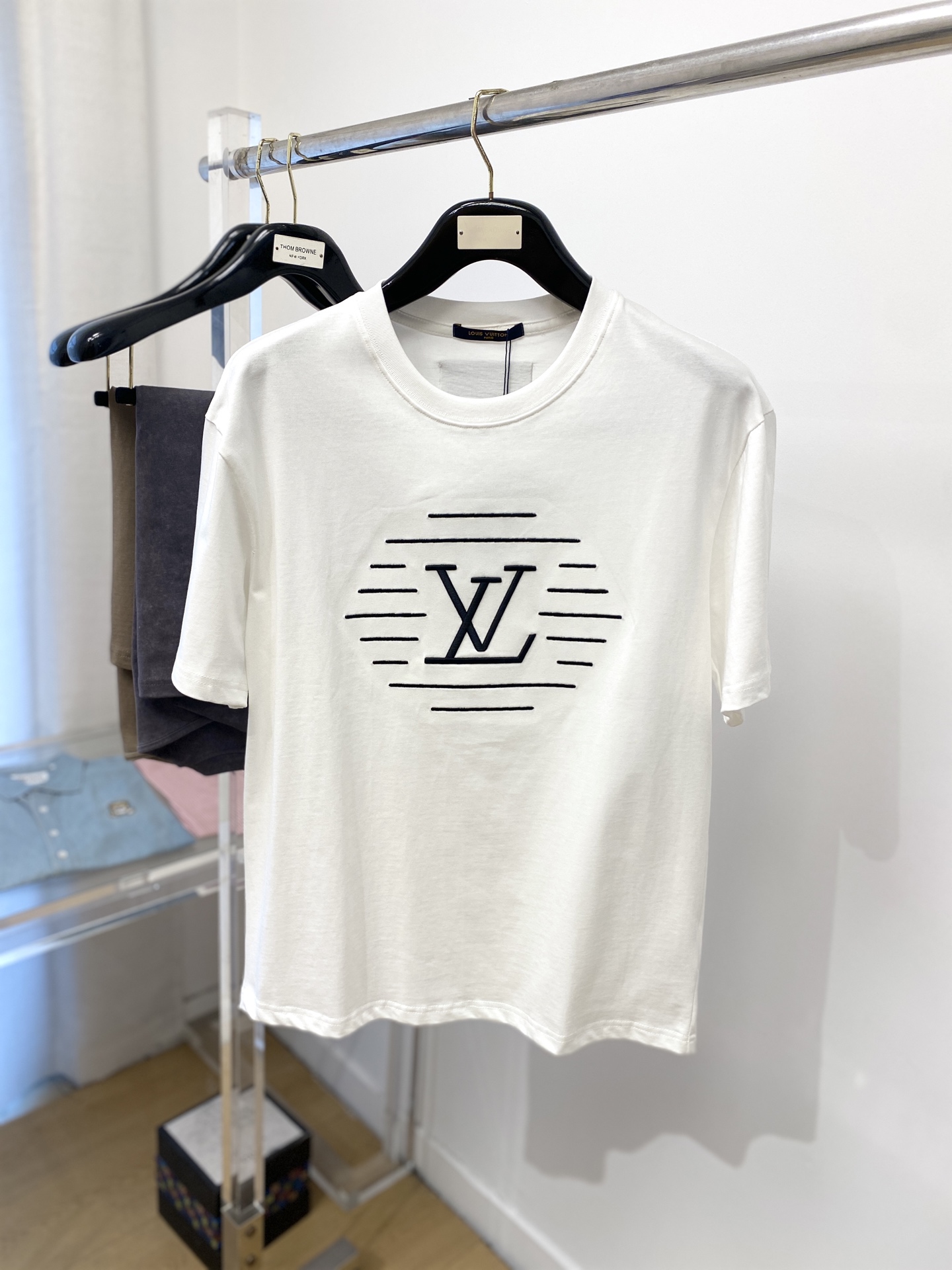 NO:141268,Louis Vuitton, the latest short-sleeved T-shirt in 2025, handsome and fashionable, exquisite embroidered letter logo on the chest, simple and versatile style. The fabric cotton is not only crisp, maintains the trendy silhouette, and is also comfortable to wear, and the yarn is more delicate, the number M-3XL, louis vuitton, T-shirt, tees, t-shirt, alexander wang19860909路易威登、2025最新款短袖T恤,帅气时尚,胸前精致刺绣字母logo,简约百搭款.面料棉 不仅挺括,保持潮流的廓形,又穿着舒适,纱织更细腻,码数M-3XL,,louis vuitton,T-shirt,tees，t-shirt,alexander wang,Men's clothing