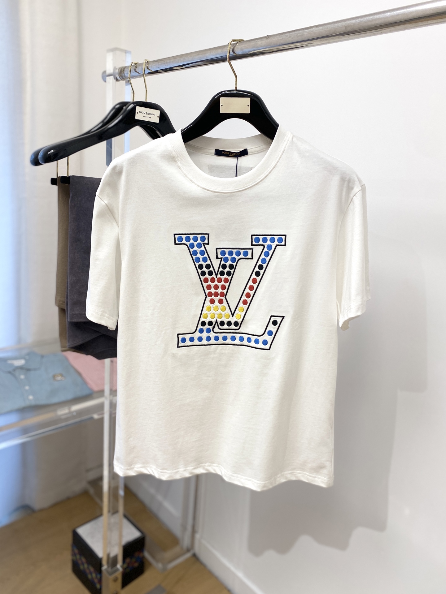 NO:141271,Louis Vuitton, the latest short-sleeved T-shirt in 2025, handsome and fashionable, exquisite embroidered pattern letter logo on the chest, simple and versatile style. The fabric cotton is not only crisp, maintains the trendy silhouette, and is comfortable to wear, and the yarn is more delicate, the number M-3XL, louis vuitton, T-shirt, tees, t-shirt, alexander wang19860909路易威登、2025最新款短袖T恤,帅气时尚,胸前精致刺绣图案字母logo,简约百搭款.面料棉 不仅挺括,保持潮流的廓形,又穿着舒适,纱织更细腻,码数M-3XL,,louis vuitton,T-shirt,tees，t-shirt,alexander wang,Men's clothing