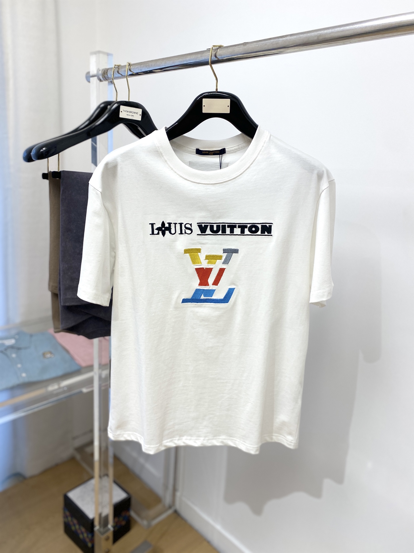 NO:141274,Louis Vuitton, the latest short-sleeved T-shirt in 2025, handsome and fashionable, exquisite embroidered letter logo on the chest, simple and versatile style. The fabric cotton is not only crisp, maintains the trendy silhouette, and is also comfortable to wear, and the yarn is more delicate, the number M-3XL, louis vuitton, T-shirt, tees, t-shirt, alexander wang19860909路易威登、2025最新款短袖T恤,帅气时尚,胸前精致刺绣字母logo,简约百搭款.面料棉 不仅挺括,保持潮流的廓形,又穿着舒适,纱织更细腻,码数M-3XL,,louis vuitton,T-shirt,tees，t-shirt,alexander wang,Men's clothing